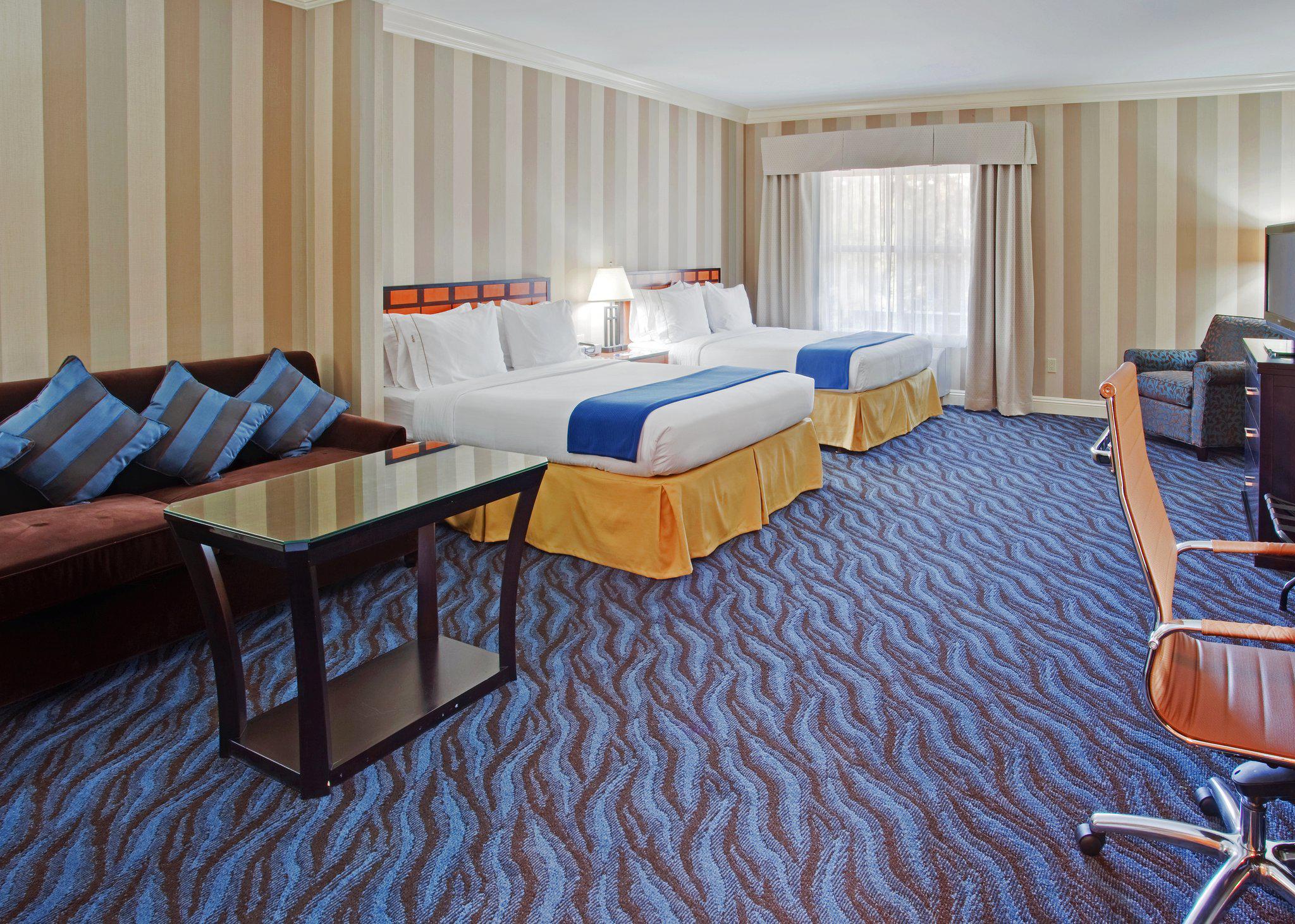 Holiday Inn Express & Suites Santa Cruz Photo