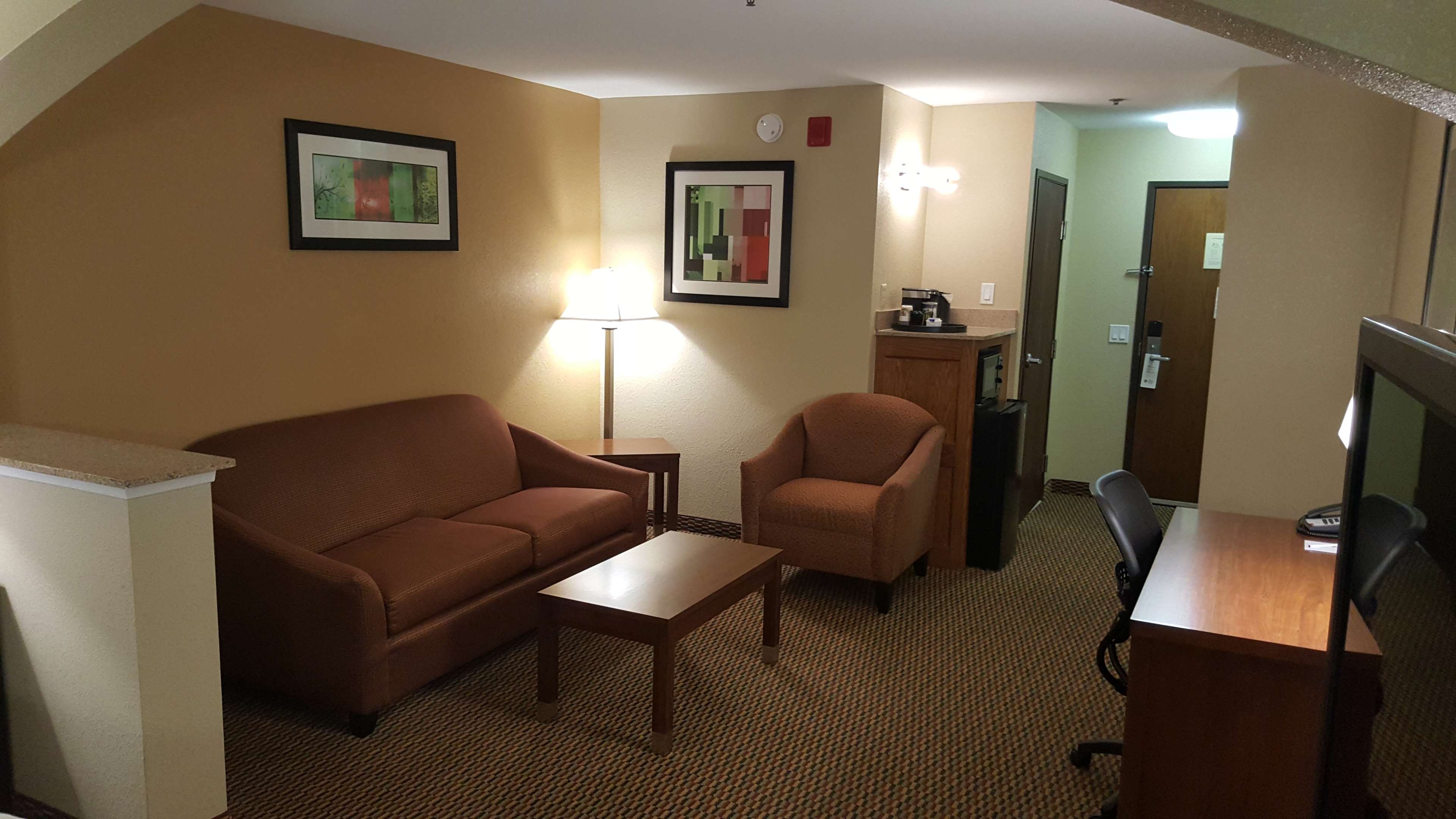 Best Western Plus Airport Inn & Suites Photo