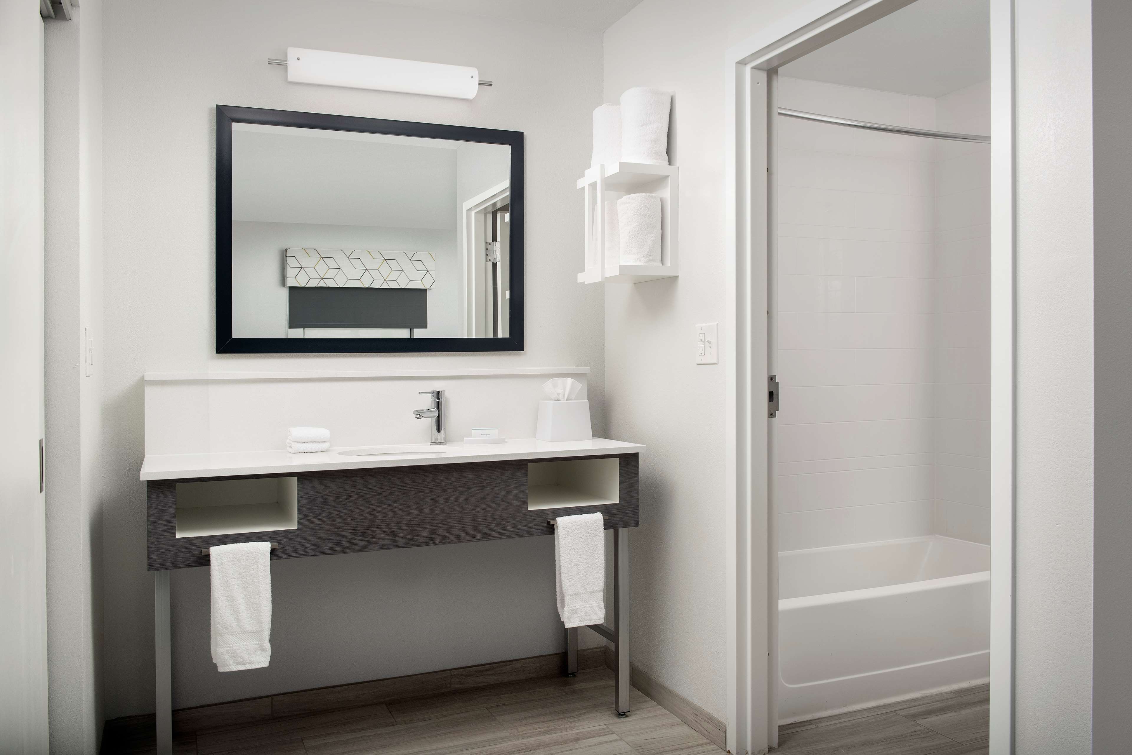 Guest room bath