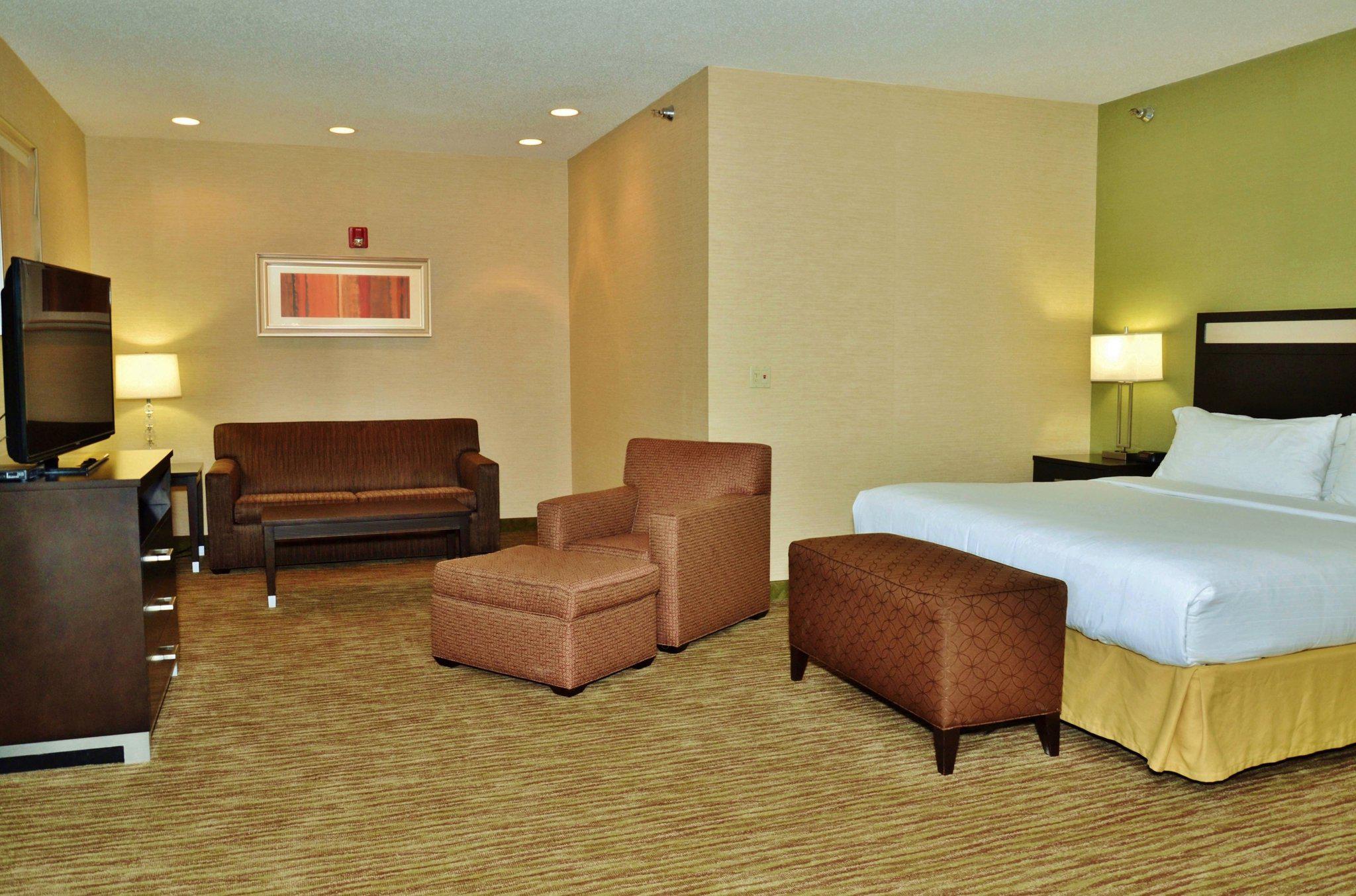 Holiday Inn Express & Suites Center Township Photo