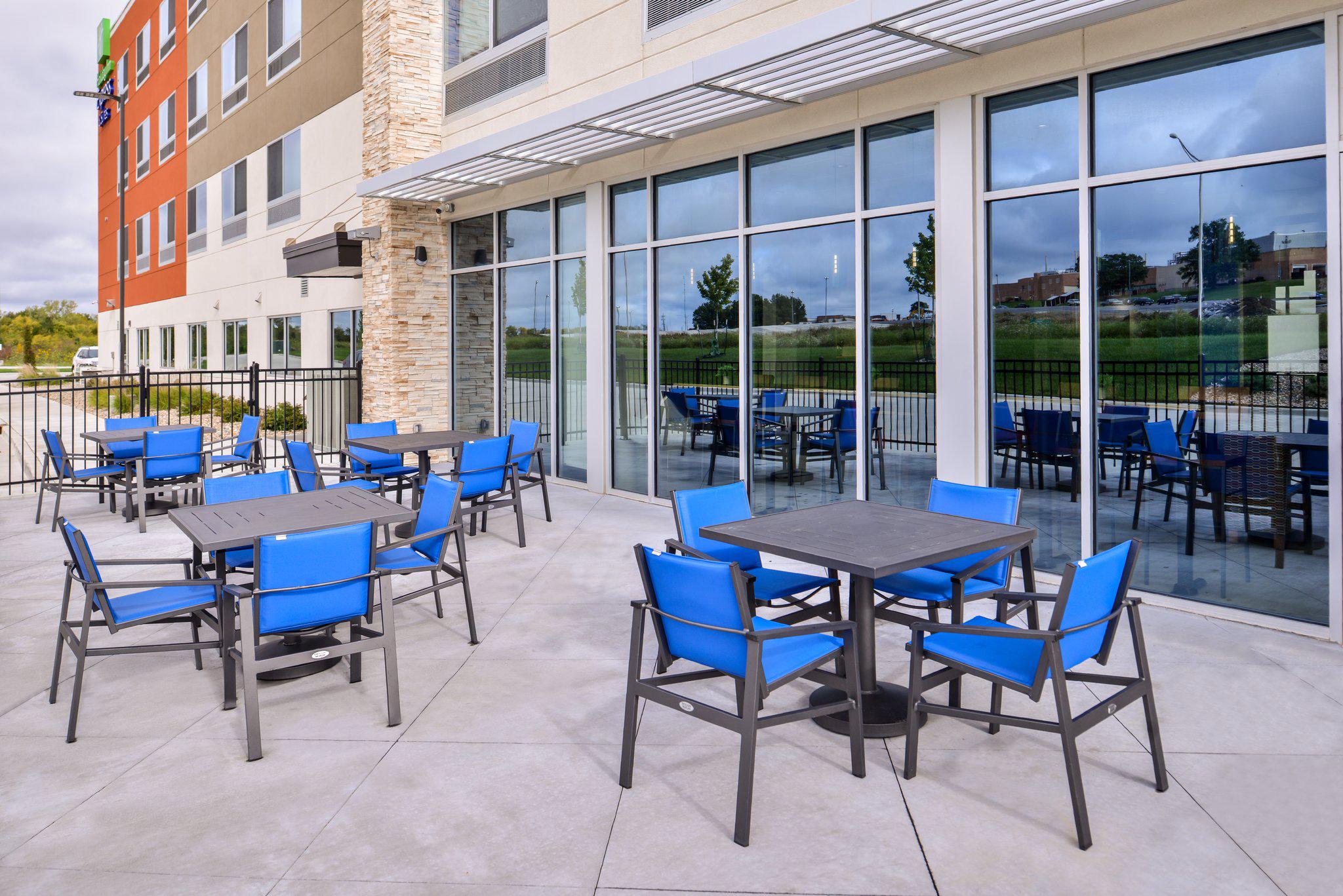 Holiday Inn Express & Suites Lee's Summit - Kansas City Photo