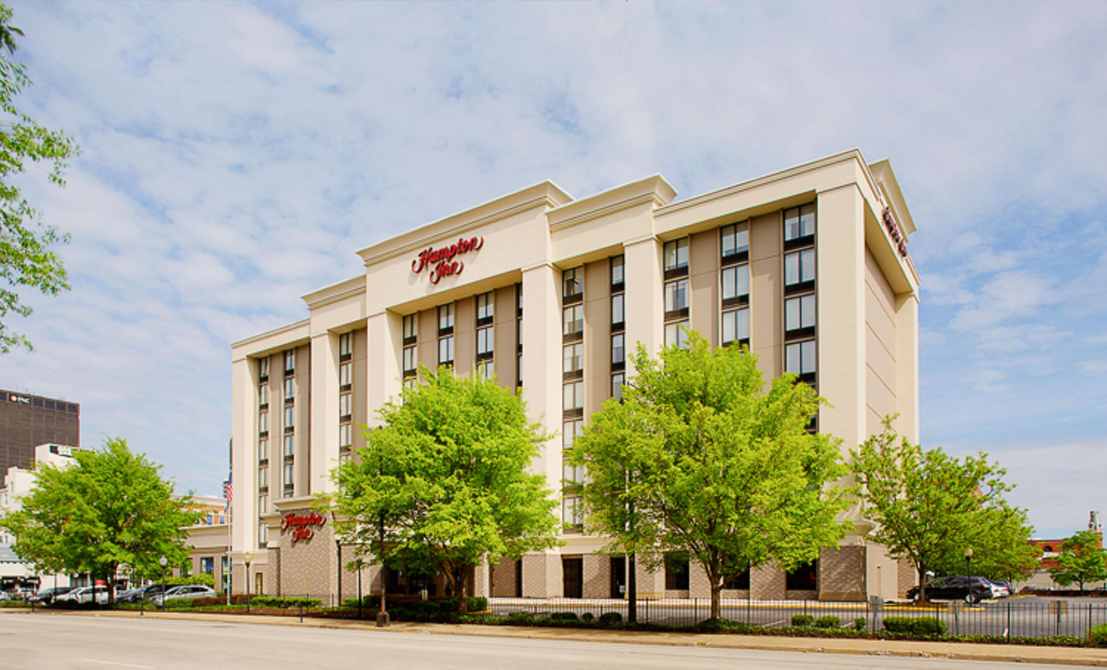 Hampton Inn Louisville Downtown Photo