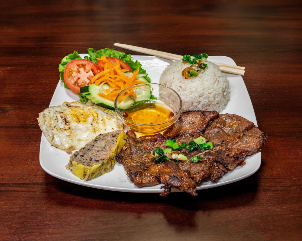 R6. Grilled Pork Chop (Com Suon)
