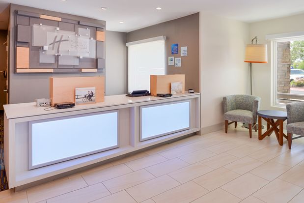 Images Holiday Inn Express & Suites Omaha - 120th and Maple