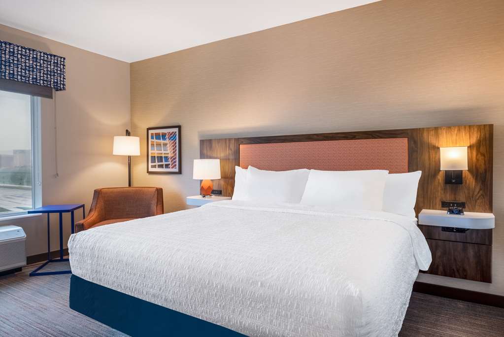 Hampton Inn Kansas City Southeast Image