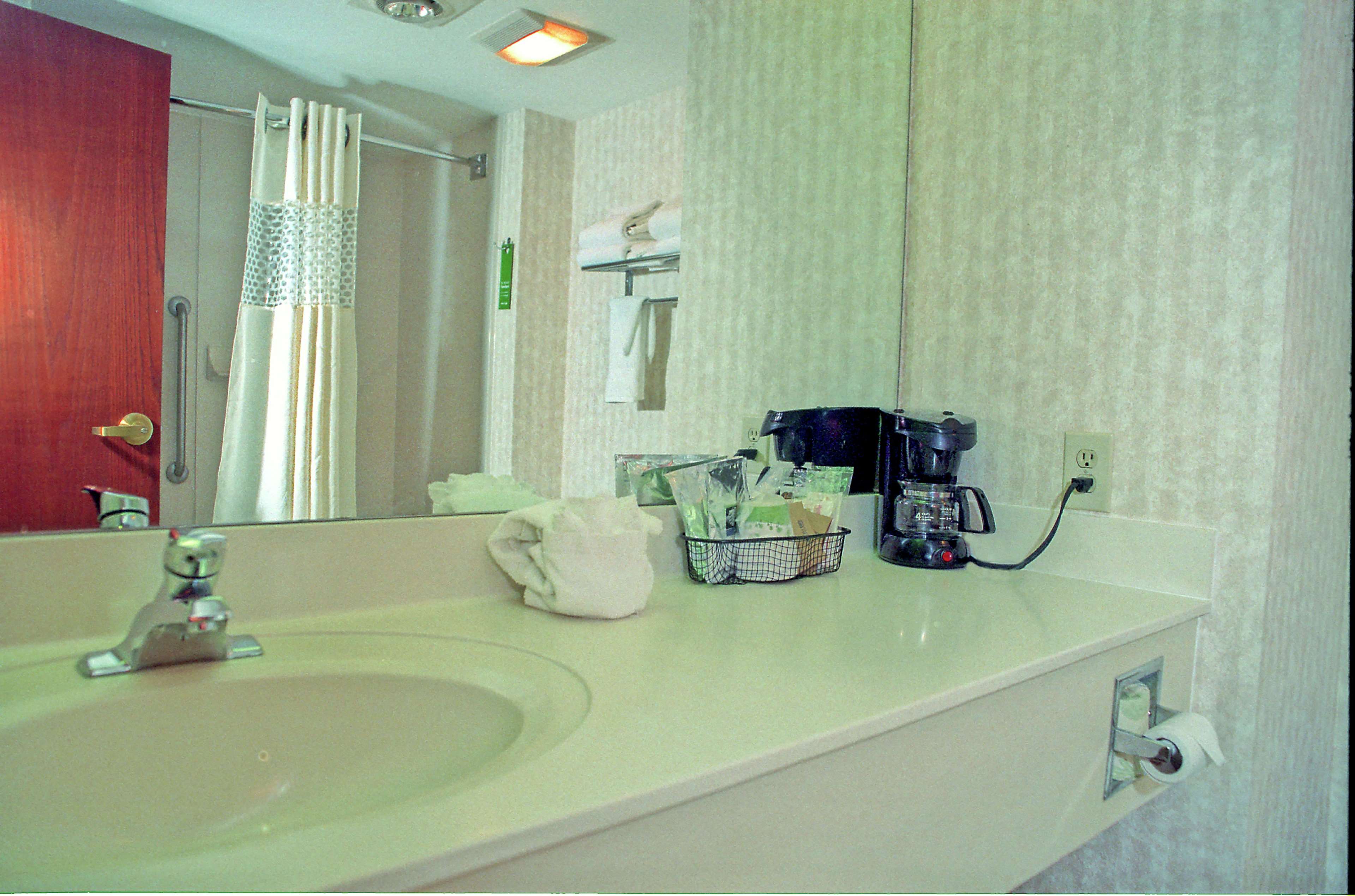 Guest room bath