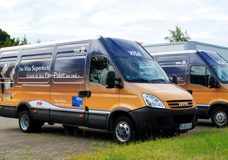 Fahrzeugwerbung: Vollverklebung einer Transporter Flotte. Produziert von DIE2 Werbung+Marketing aus Quickborn, in Schleswig-Holstein.