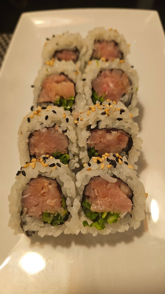 Yellow Tail & Scallion Roll