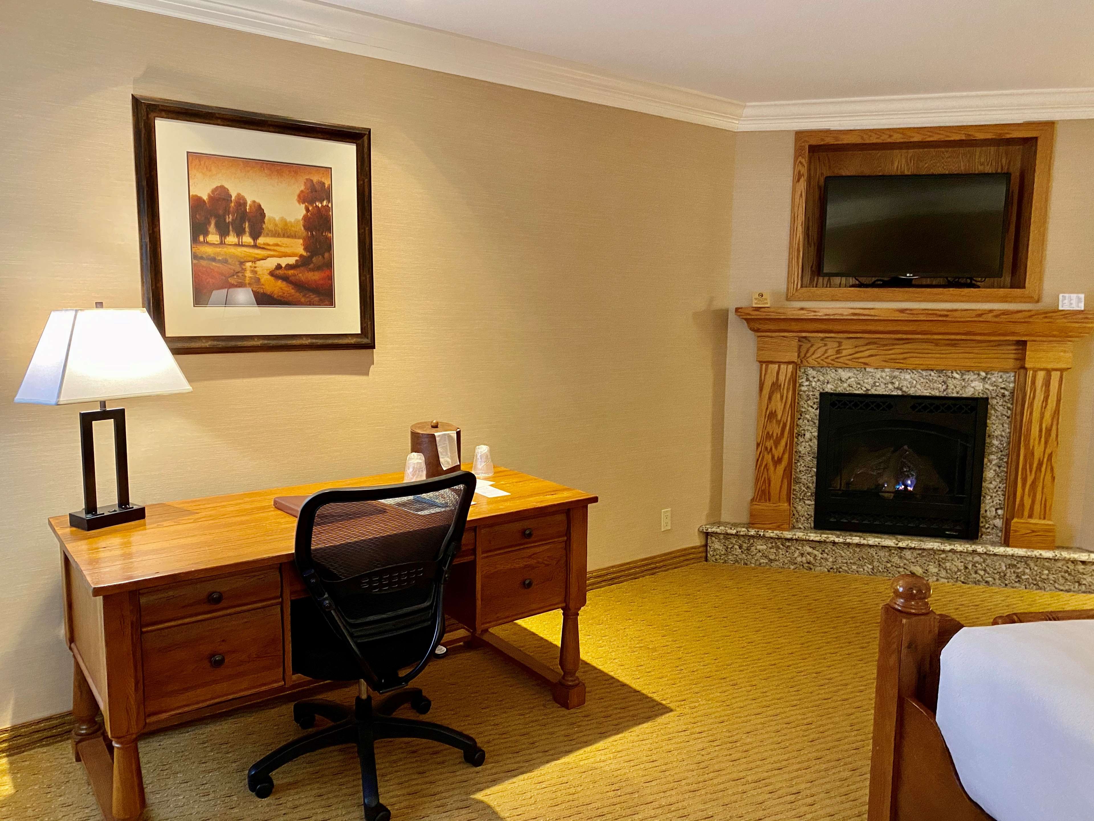 Queen Deluxe Room with Fireplace