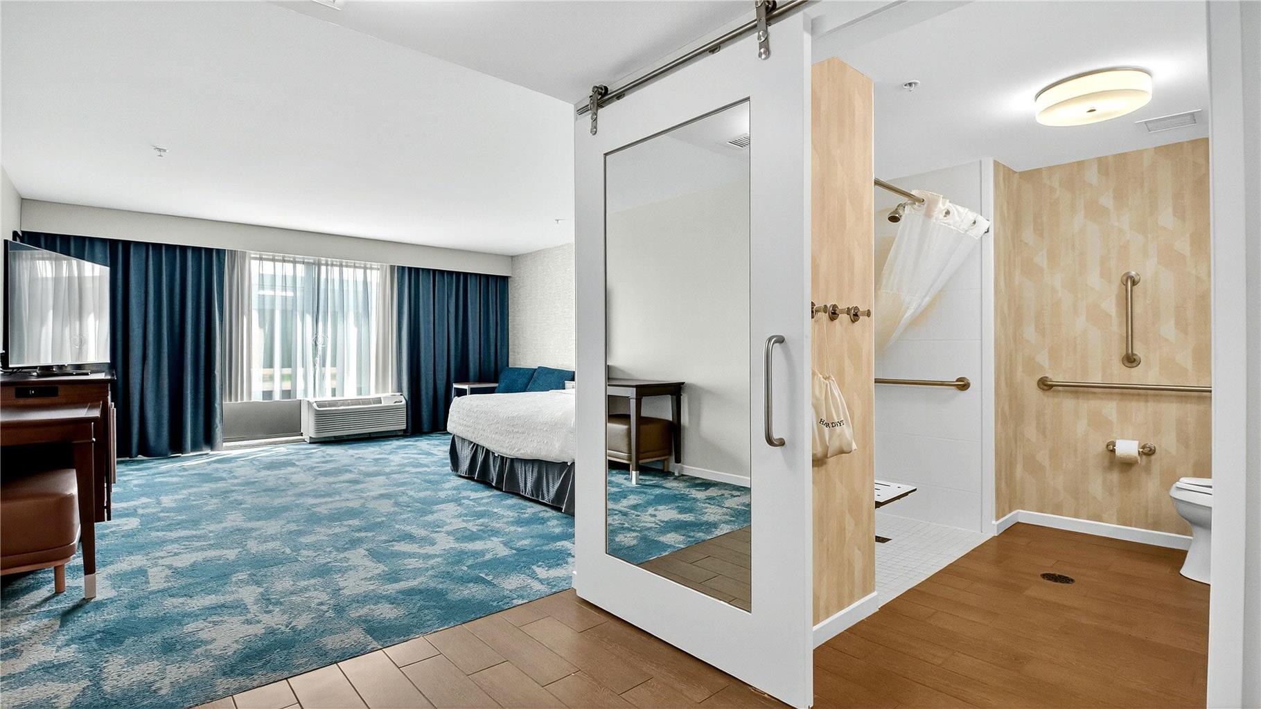 Hampton Inn & Suites Chippewa Falls Image