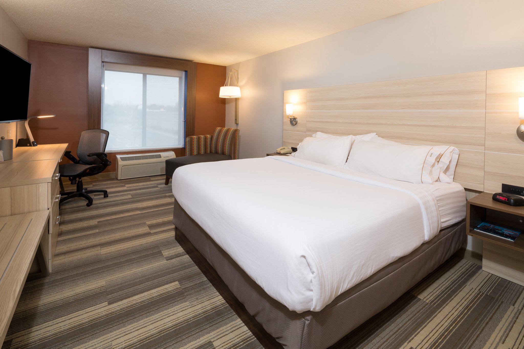 Holiday Inn Express & Suites Detroit - Utica Photo