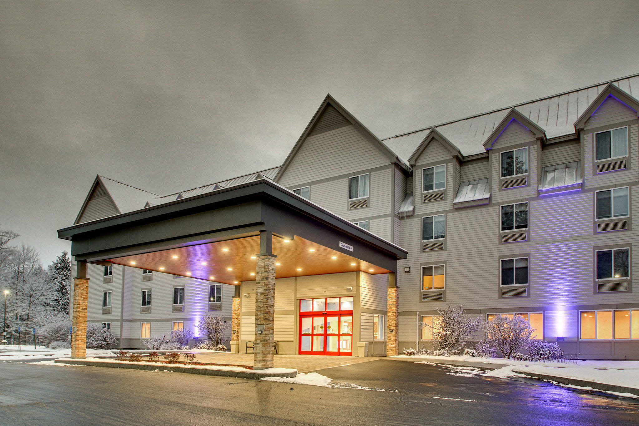 Holiday Inn Express & Suites Lincoln East - White Mountains Photo