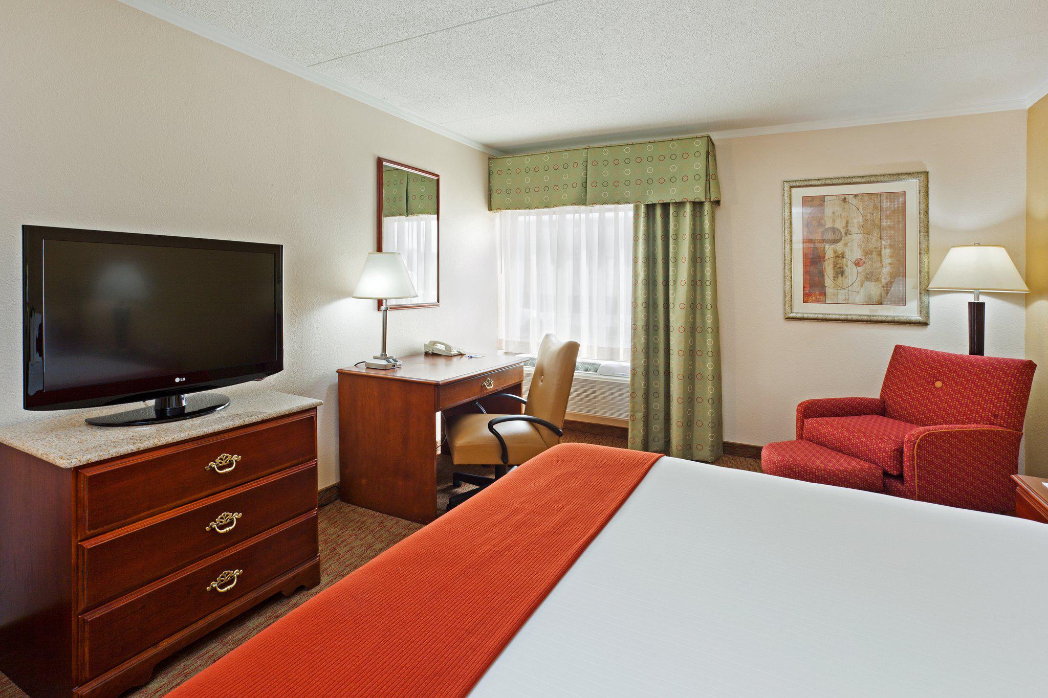 Holiday Inn Express Greensboro-(I-40 @ Wendover) Photo