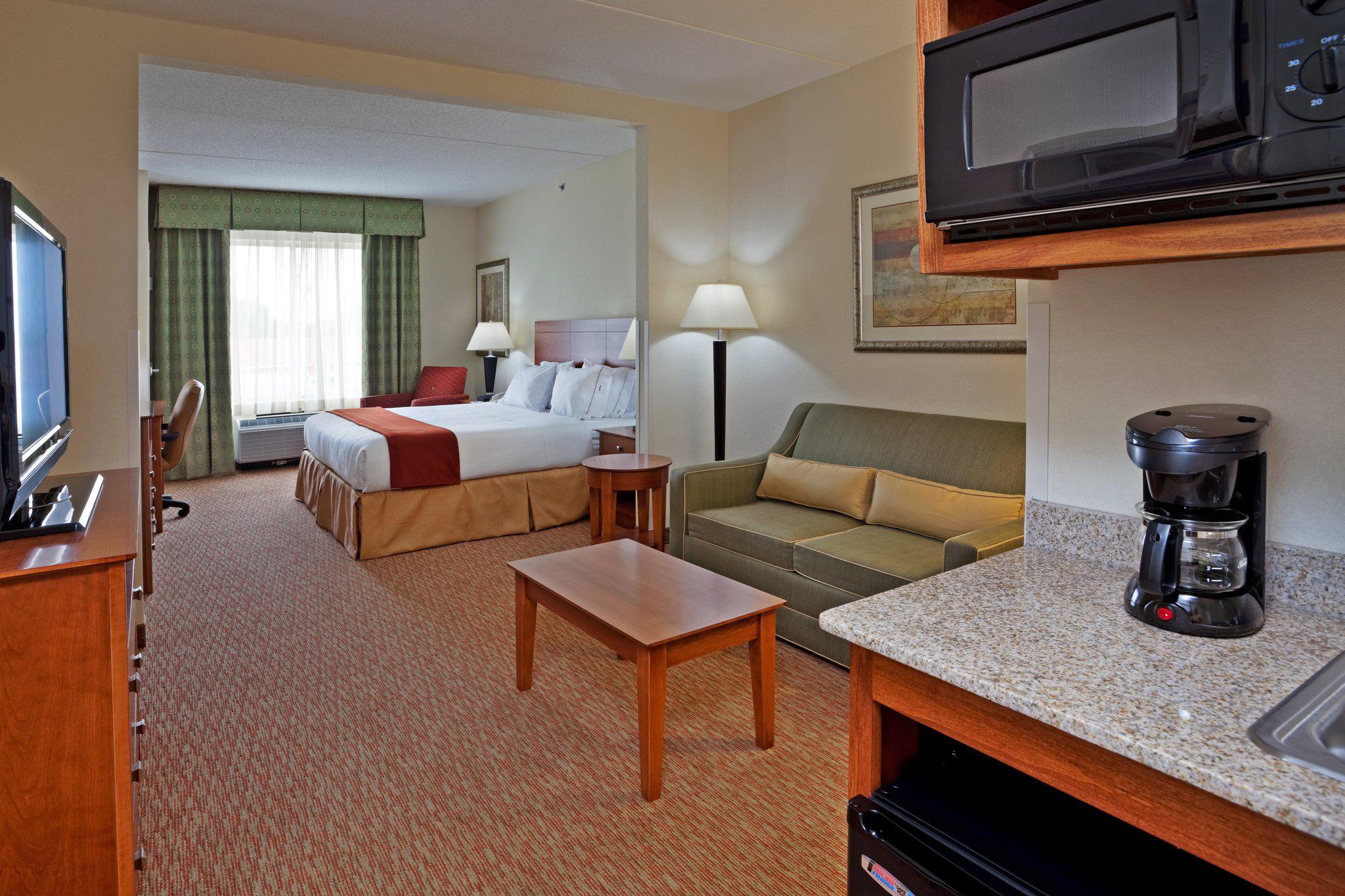 Holiday Inn Express & Suites Greensboro - Airport Area Photo