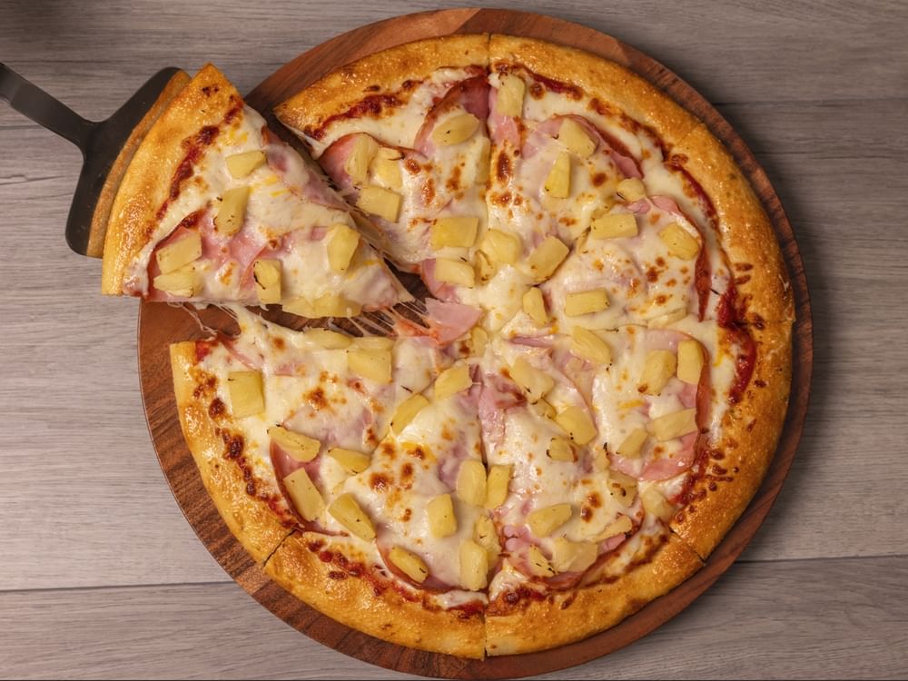 Medium Hawaiian Deluxe Pizza
