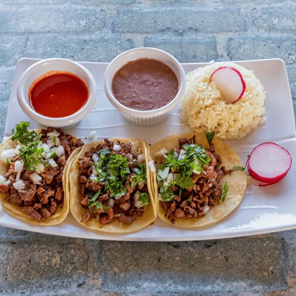 PLATOS DE TACOS CON ARROZ Y FRIJOLES