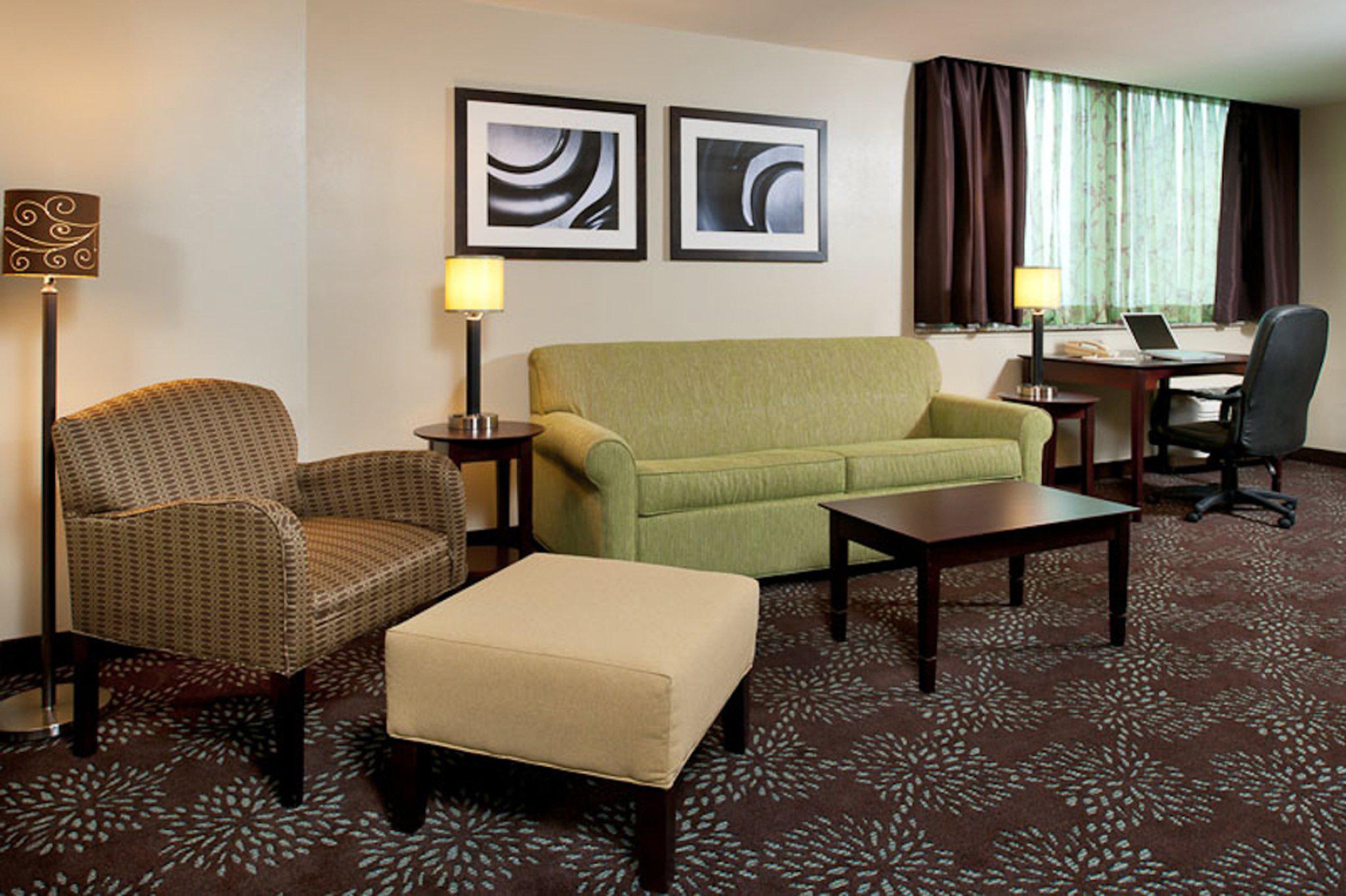 Holiday Inn Express & Suites Pittsburgh West - Green Tree Photo