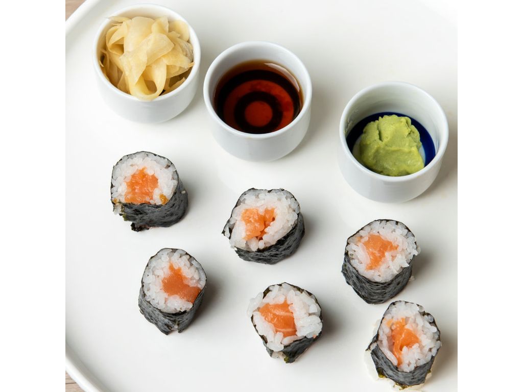 Sake Roll (Salmon Roll)