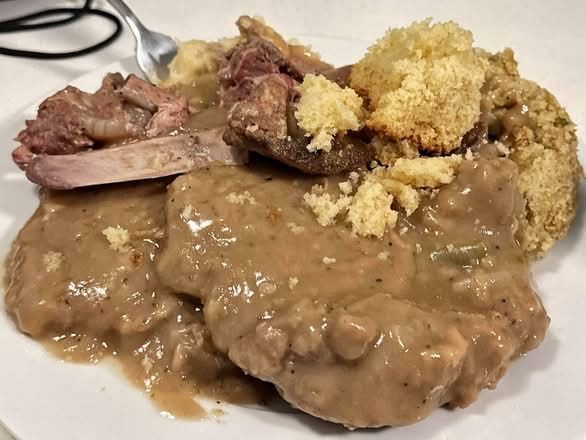 Smothered Pork Chops/ Chuletas Ahogadas en salsa