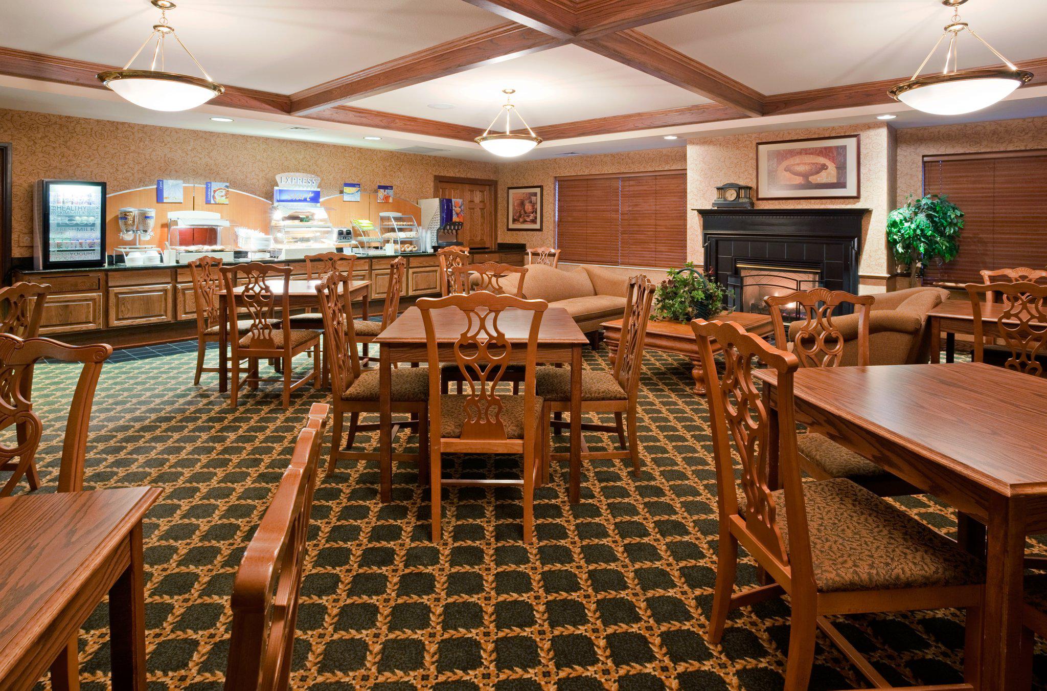 Holiday Inn Express & Suites Oshkosh-Sr 41 Photo