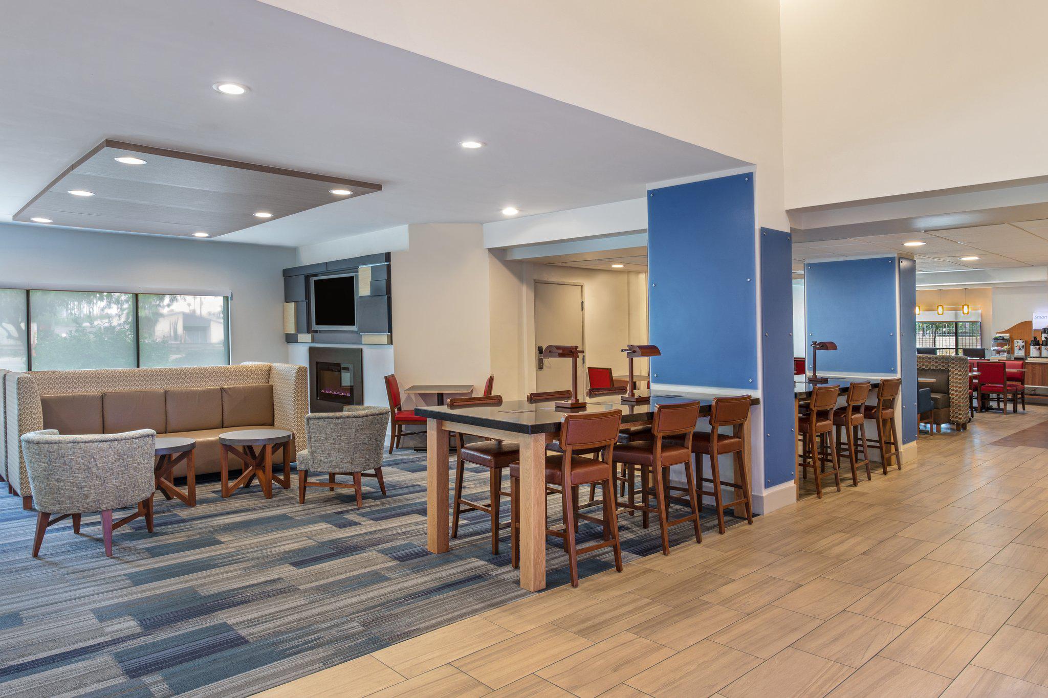 Holiday Inn Express & Suites Phoenix Tempe - University Photo