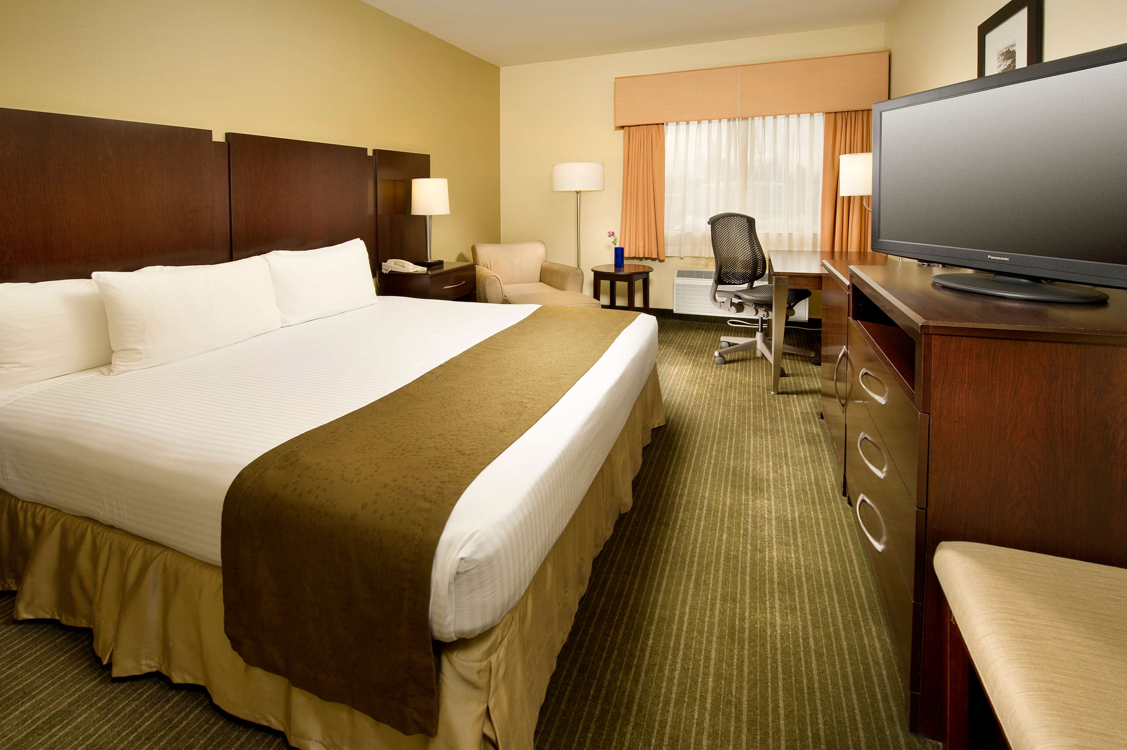 Best Western Plus Plaza by the Green Photo