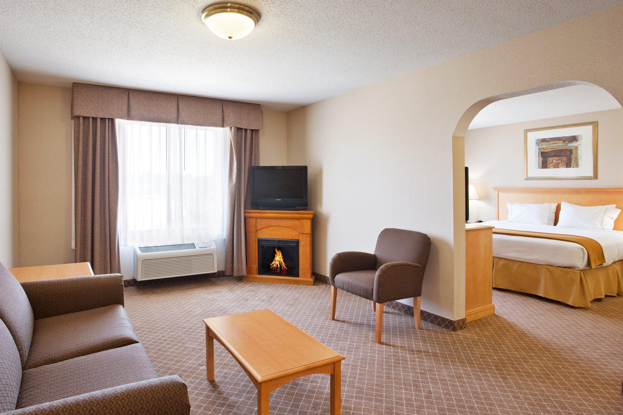 Holiday Inn Express & Suites Chesterfield - Selfridge Area Photo