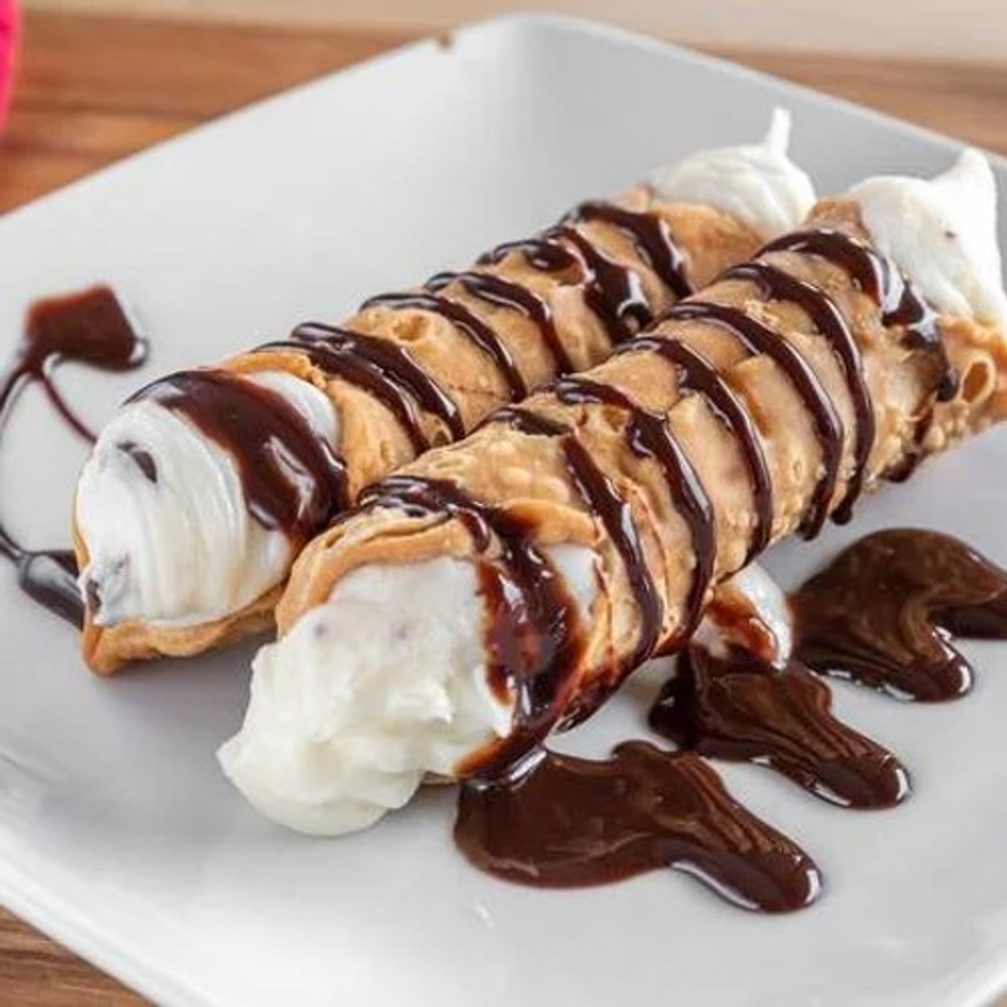2 Cannolis
