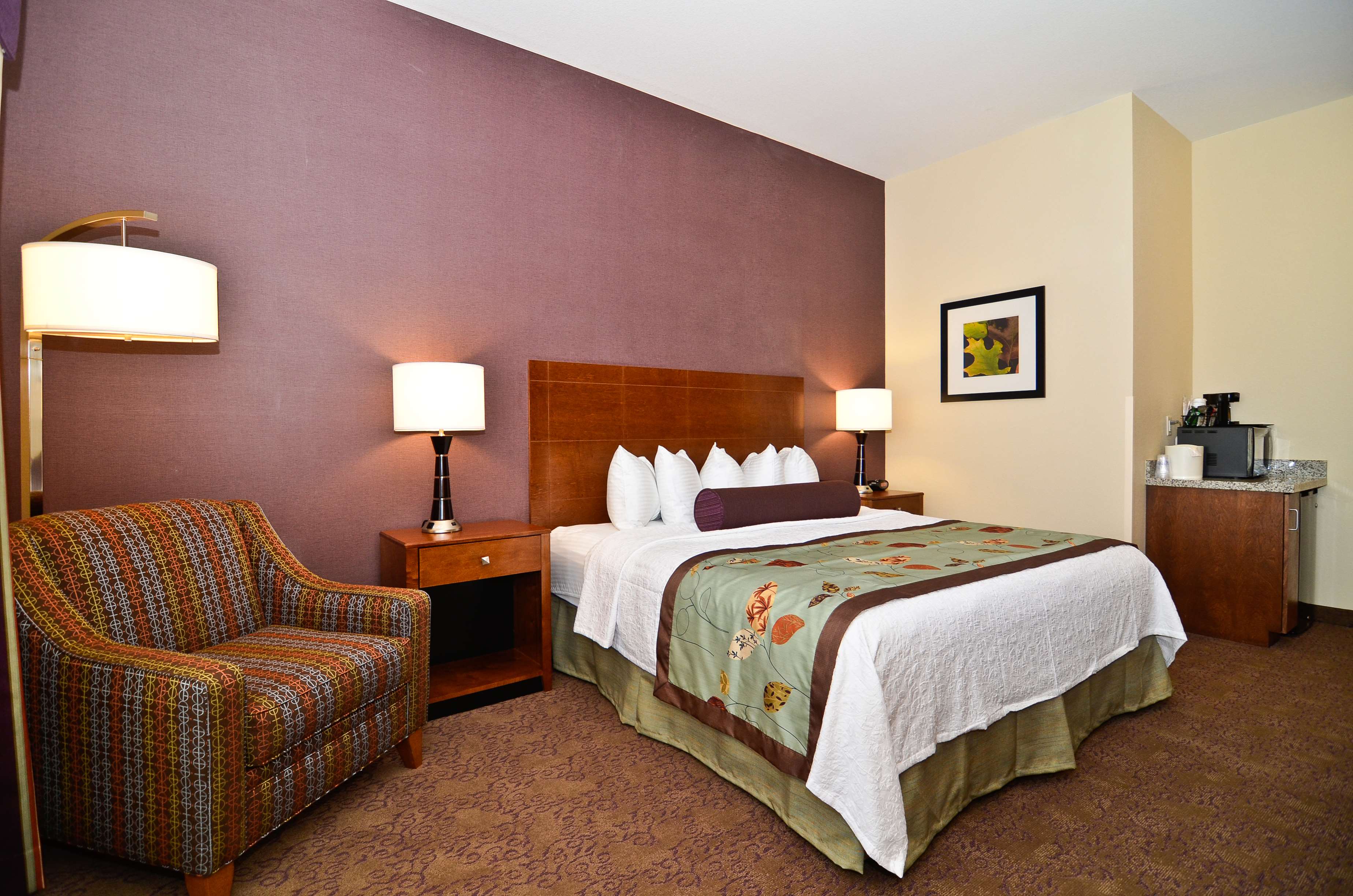 Best Western Plus Carousel Inn & Suites Photo