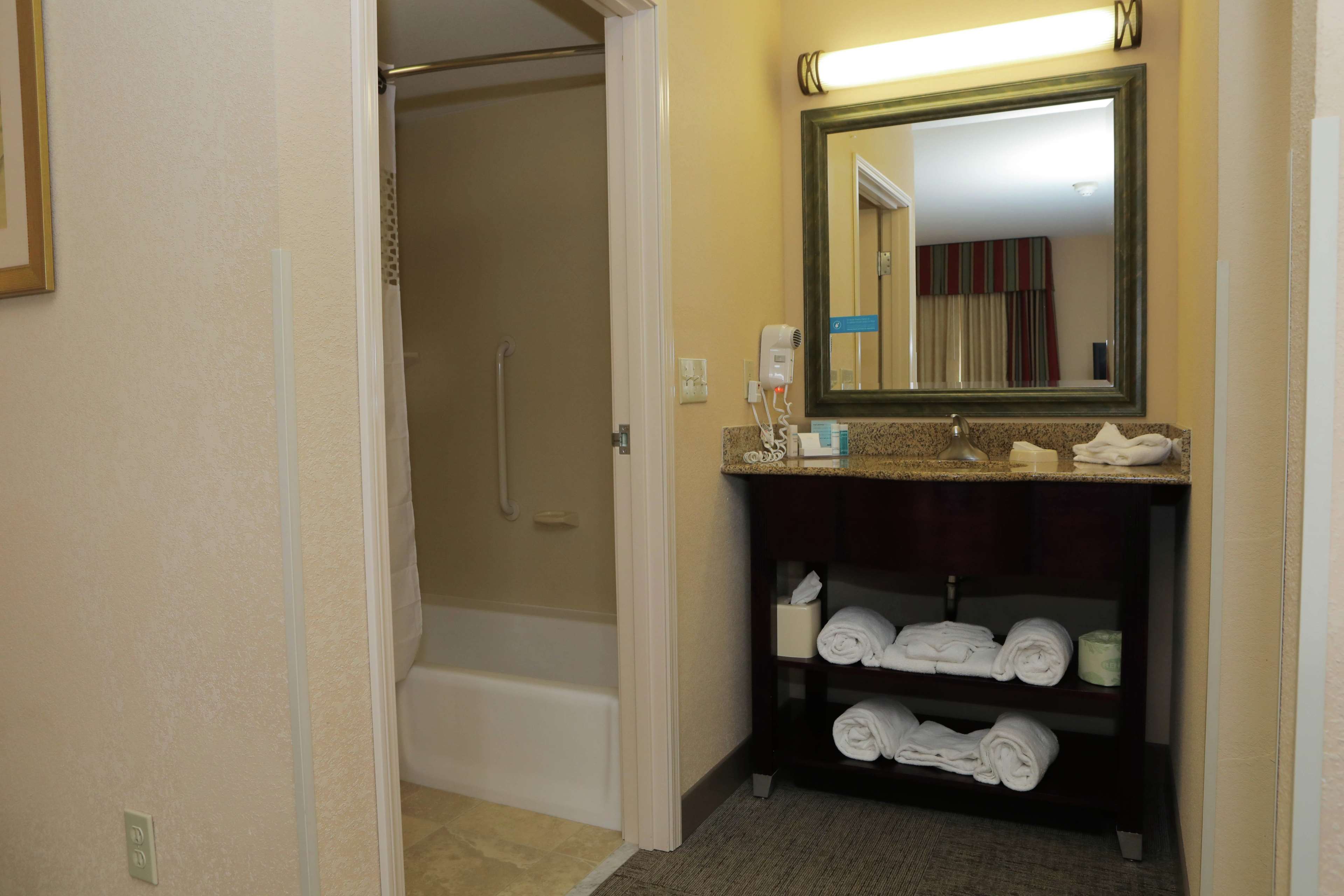 Hampton Inn Clinton Photo