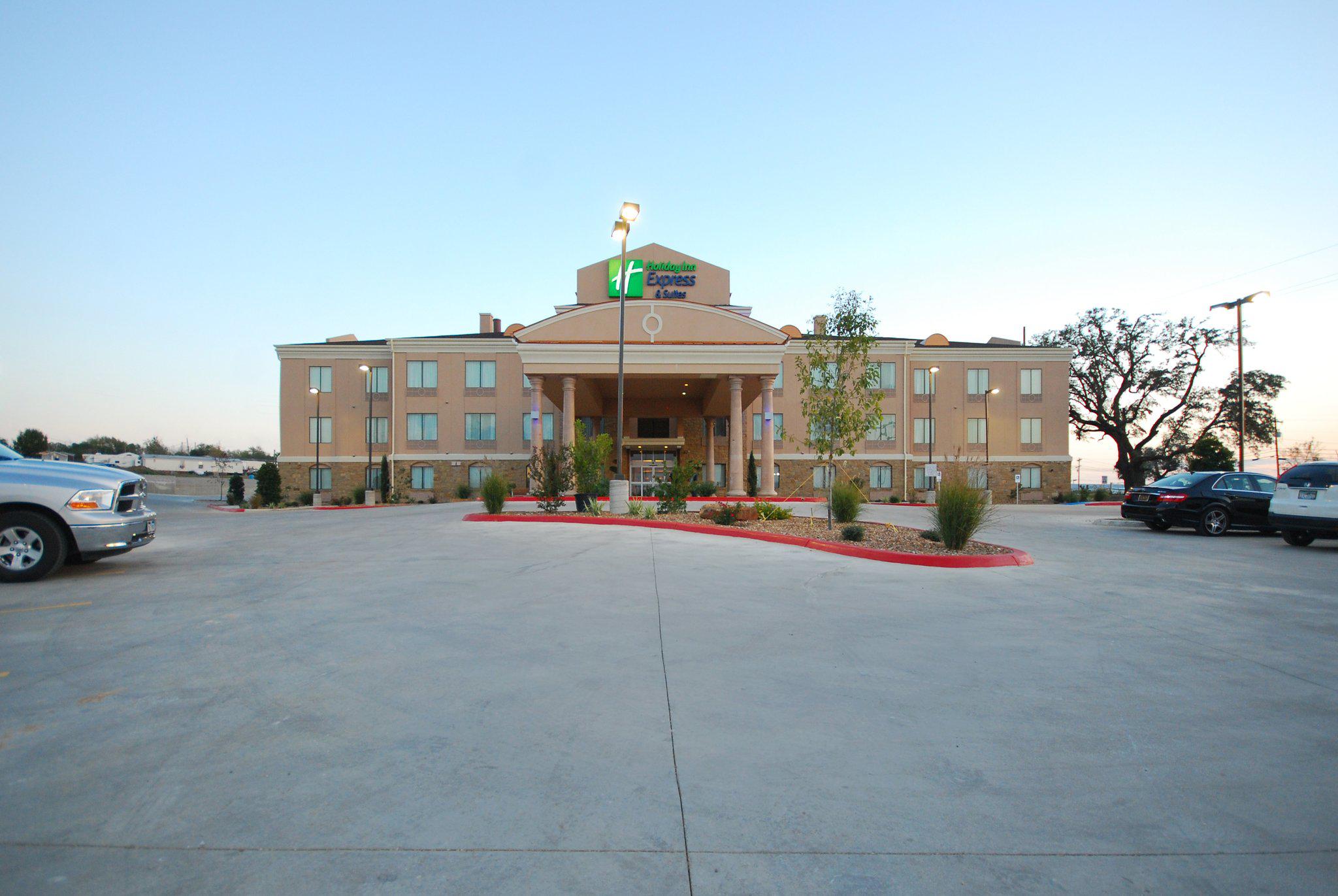 Holiday Inn Express & Suites Gonzales Photo