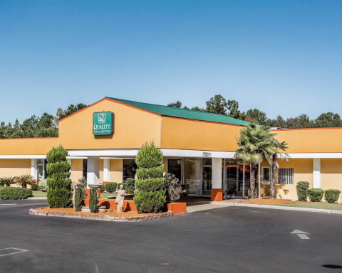 Quality Inn &amp; Suites Logo