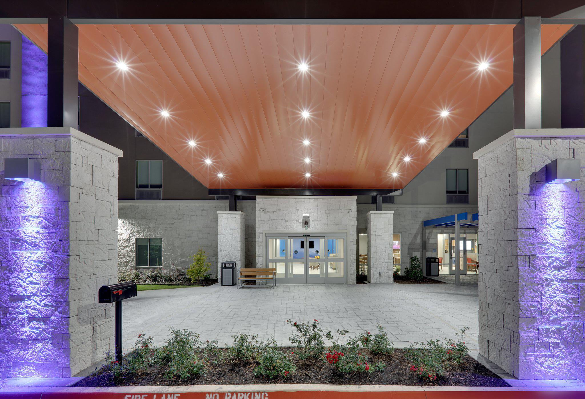 Holiday Inn Express & Suites Plano - the Colony Photo