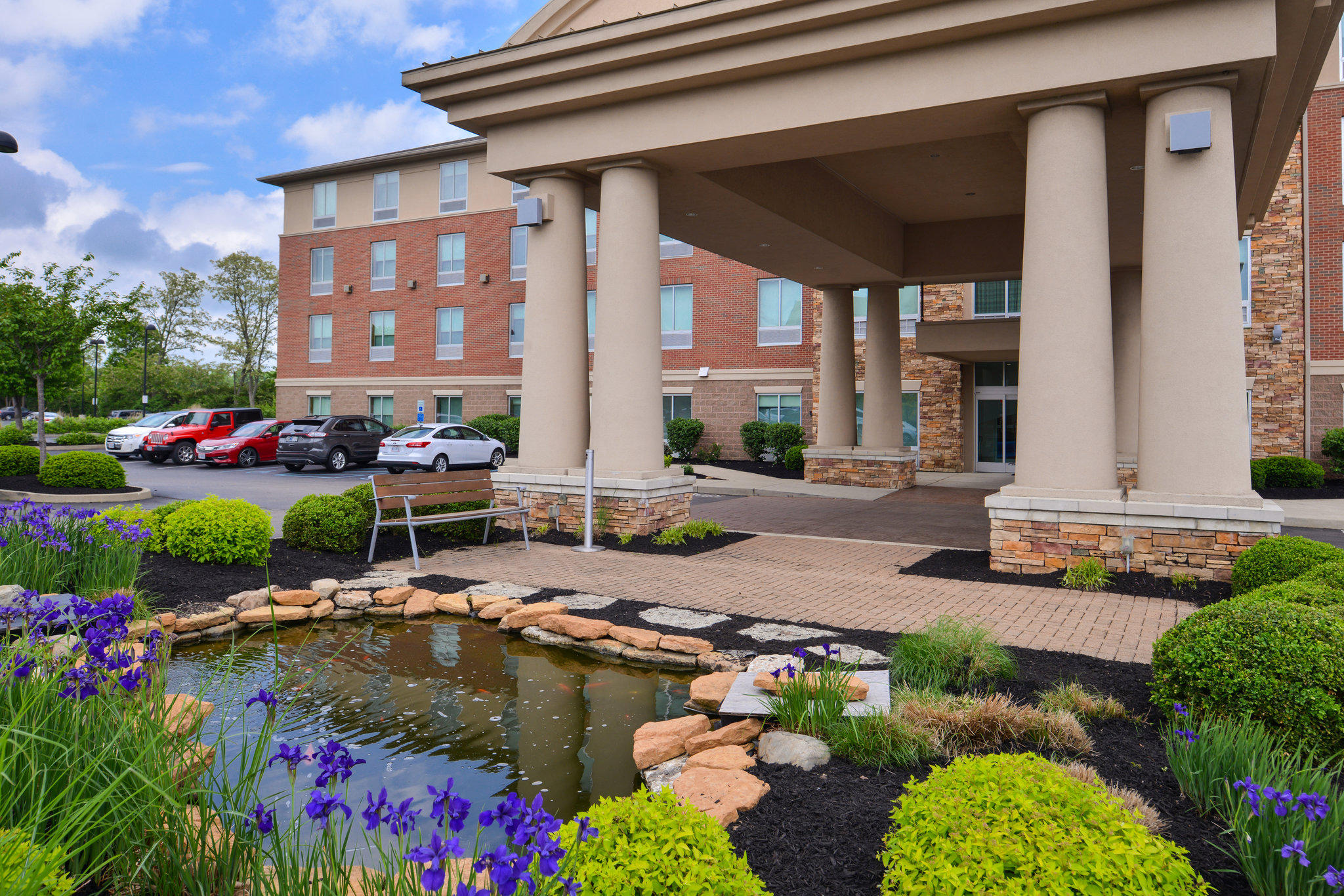 Holiday Inn Express & Suites Cincinnati - Mason Photo