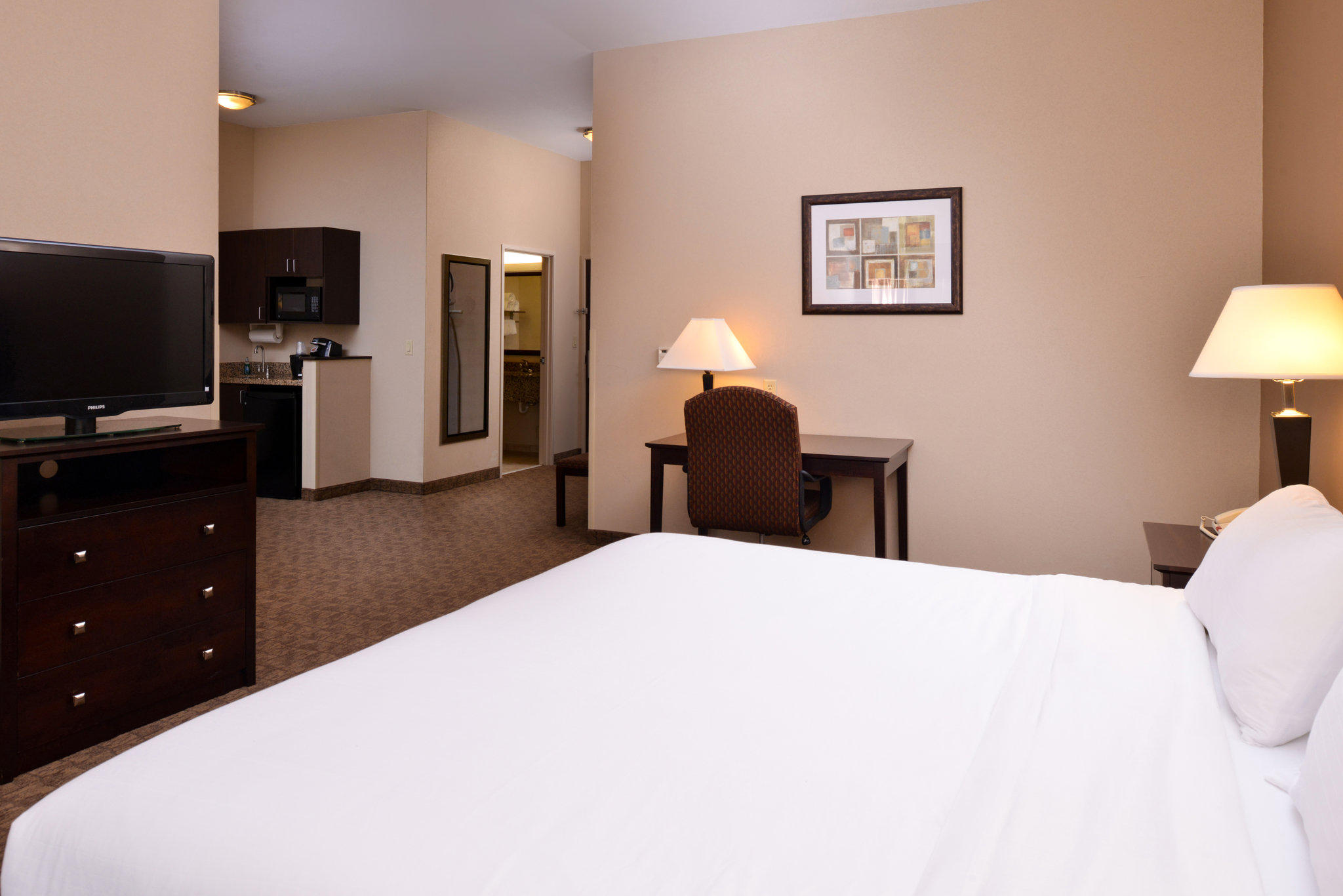 Holiday Inn Express & Suites Fairmont Photo