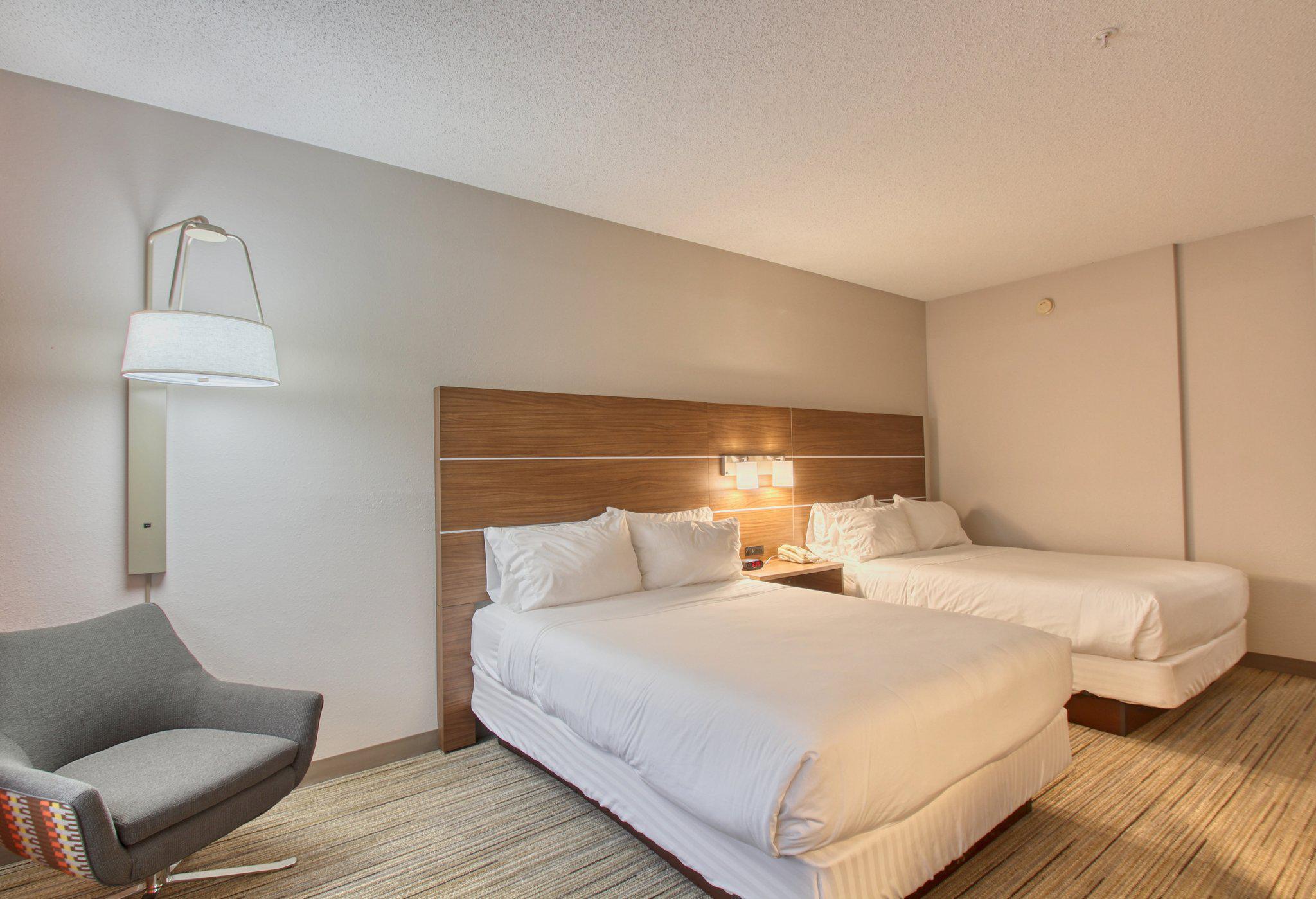 Holiday Inn Express & Suites Oshkosh-Sr 41 Photo