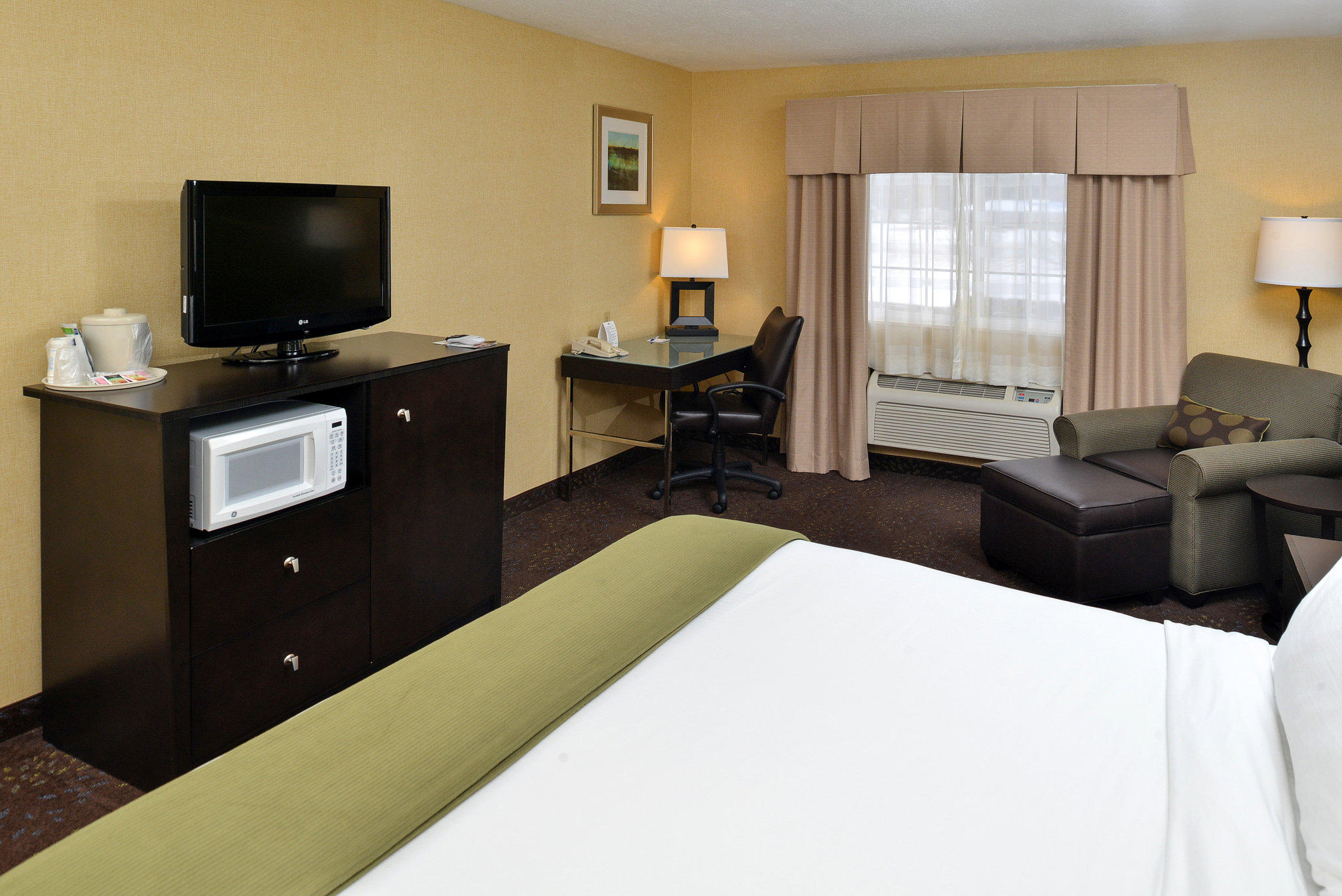 Holiday Inn Express & Suites Charlotte Photo