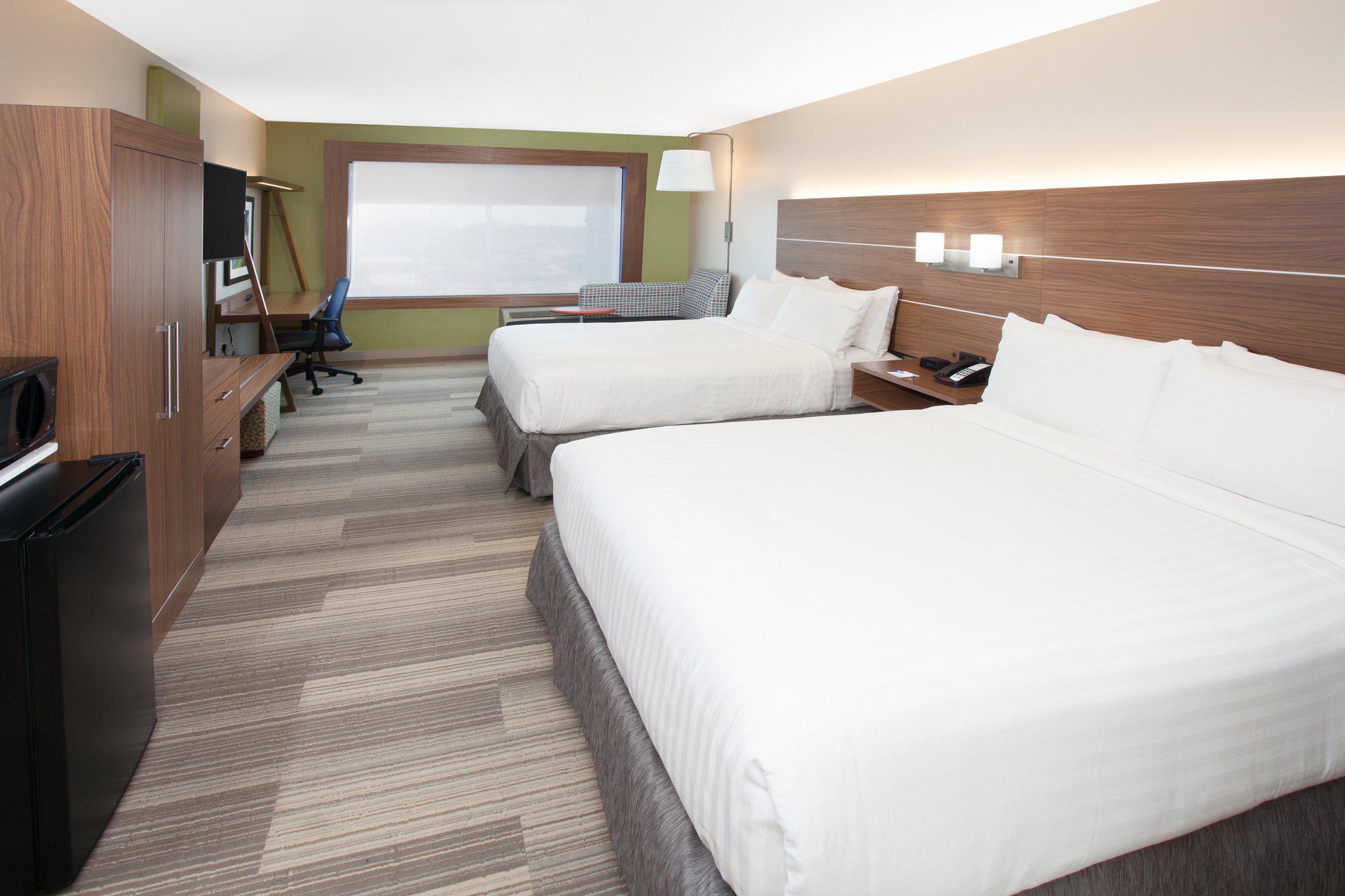 Holiday Inn Express & Suites Sterling Heights-Detroit Area Photo