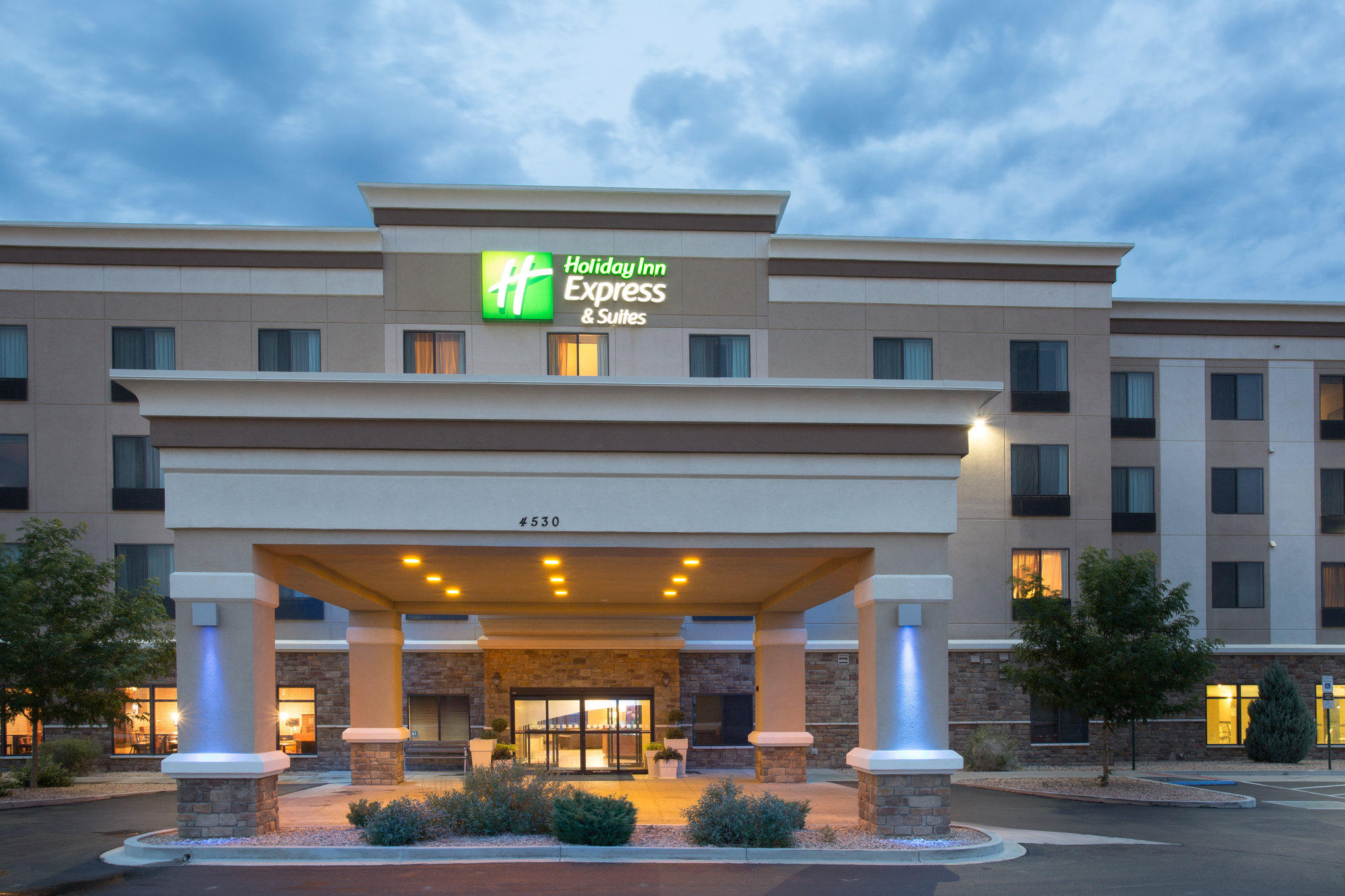 Holiday Inn Express & Suites Pueblo North Photo