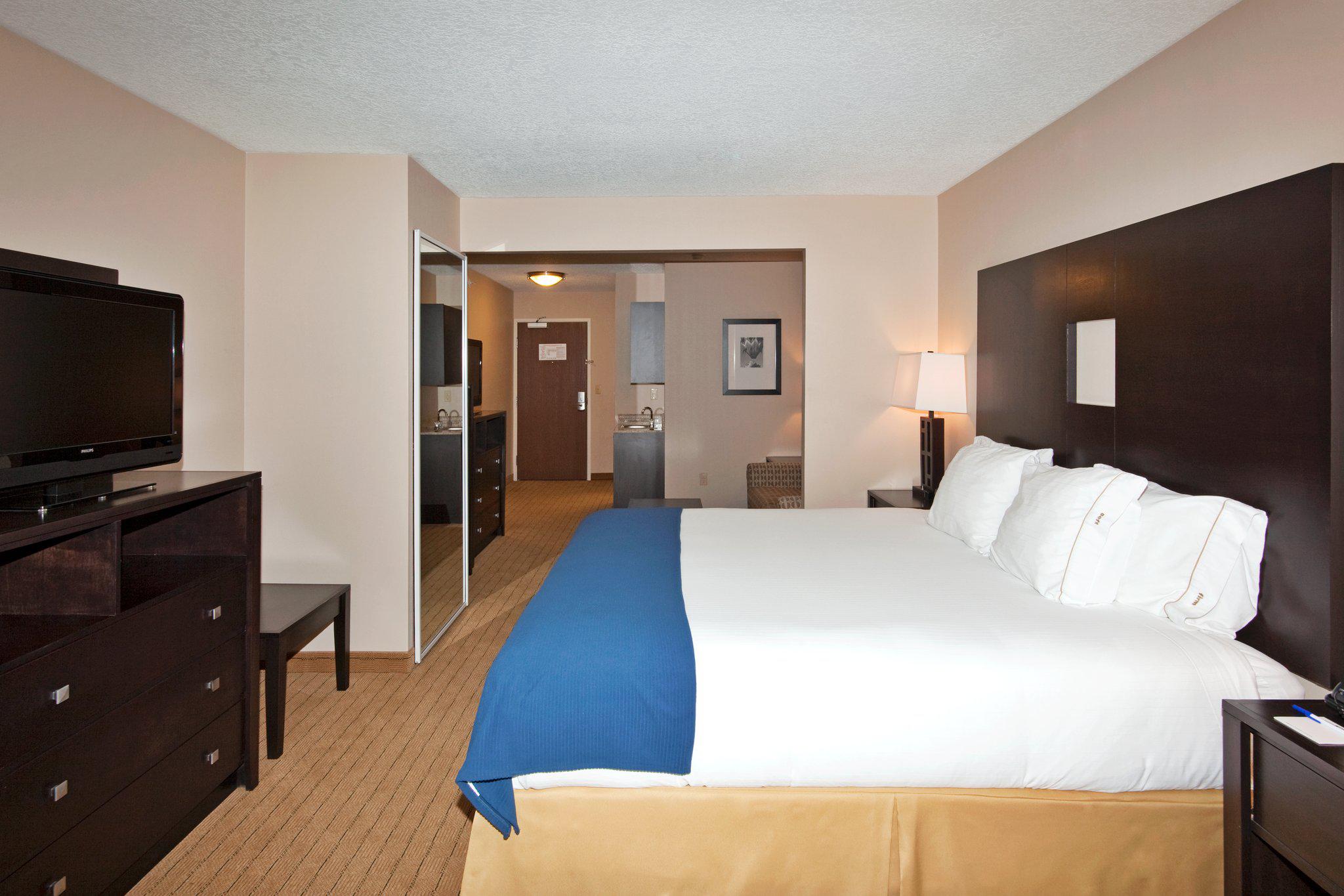 Holiday Inn Express & Suites Albuquerque Airport Photo