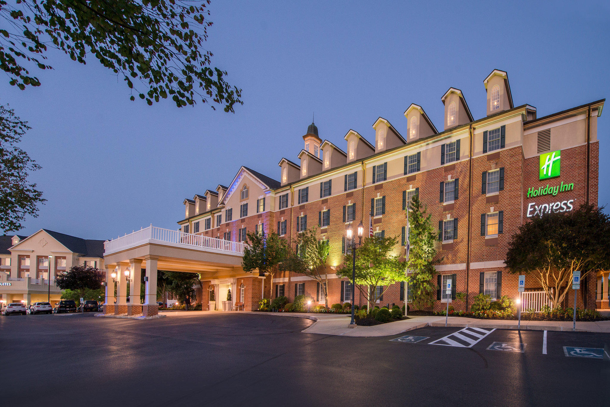 Holiday Inn Express State College @Williamsburg Square Photo