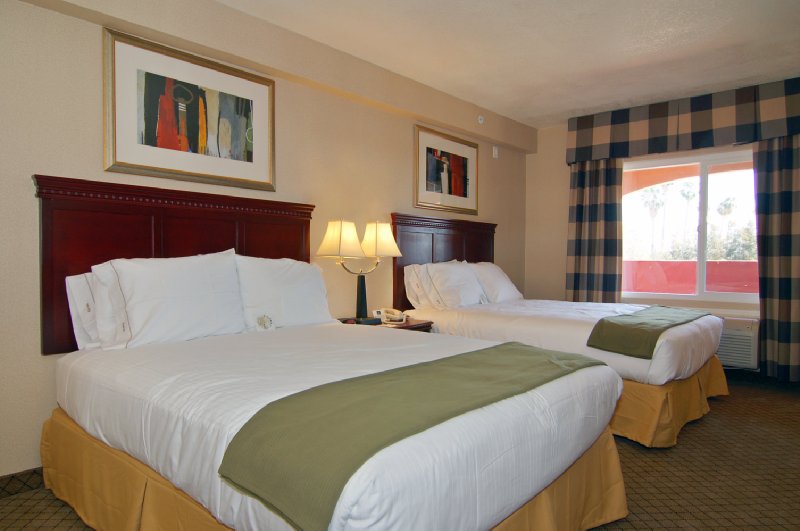 Holiday Inn Express Anaheim West Photo