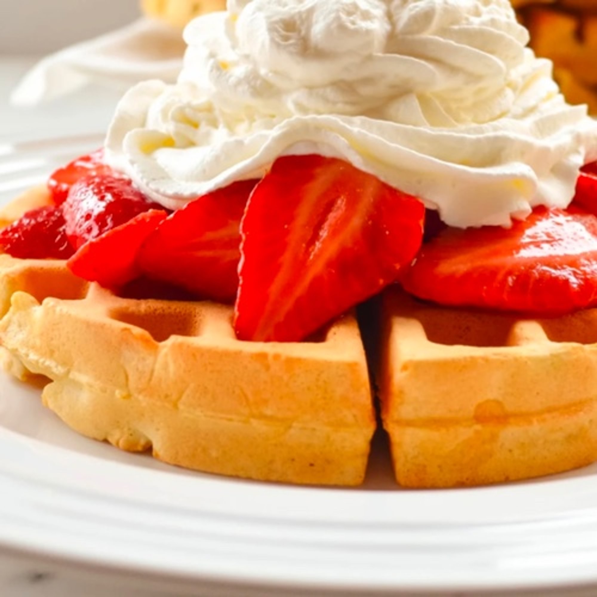 WAFFLE WITH STRAWBERRIES AND WHIPPED CRERAM