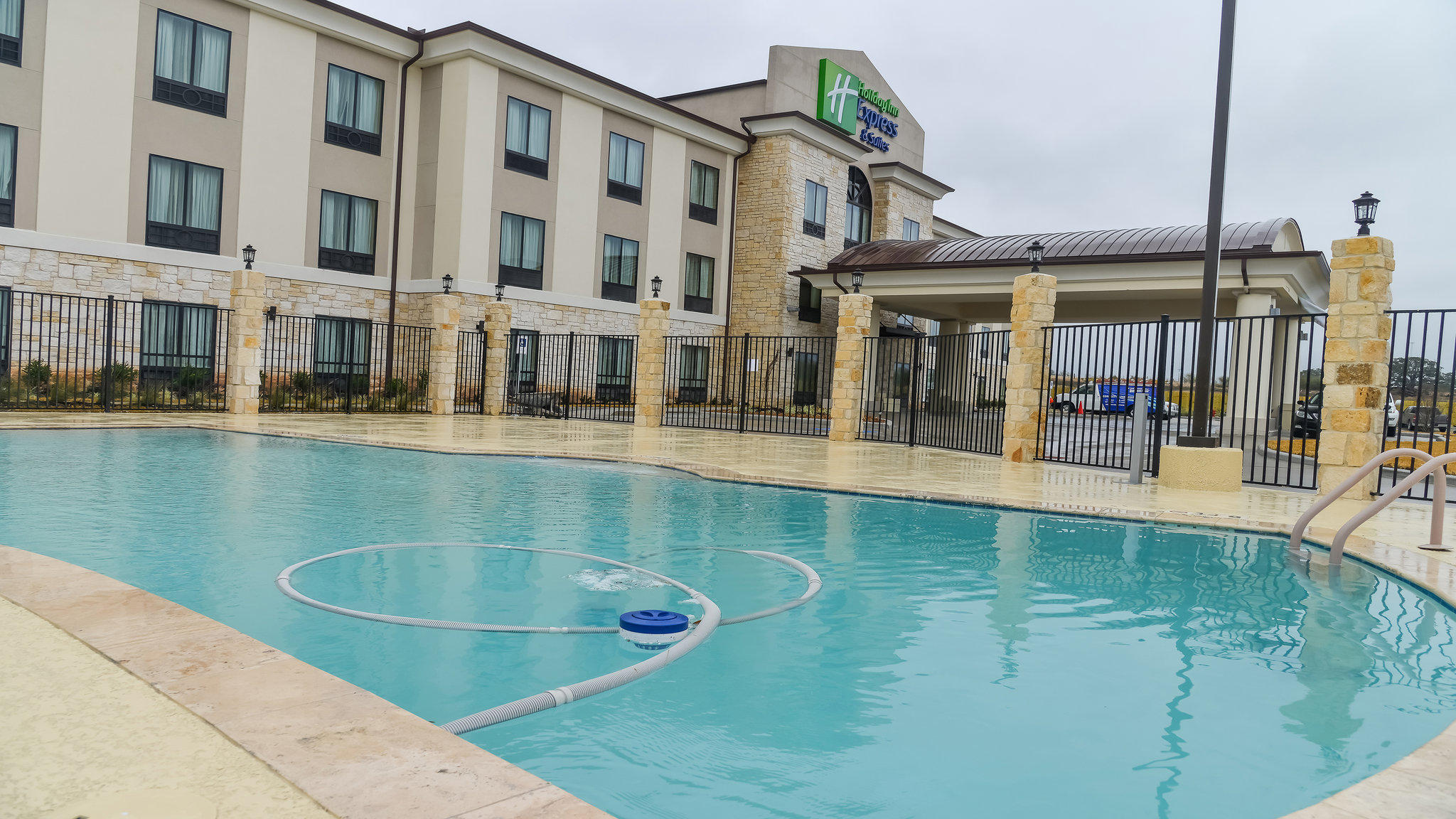 Holiday Inn Express & Suites Cuero Photo