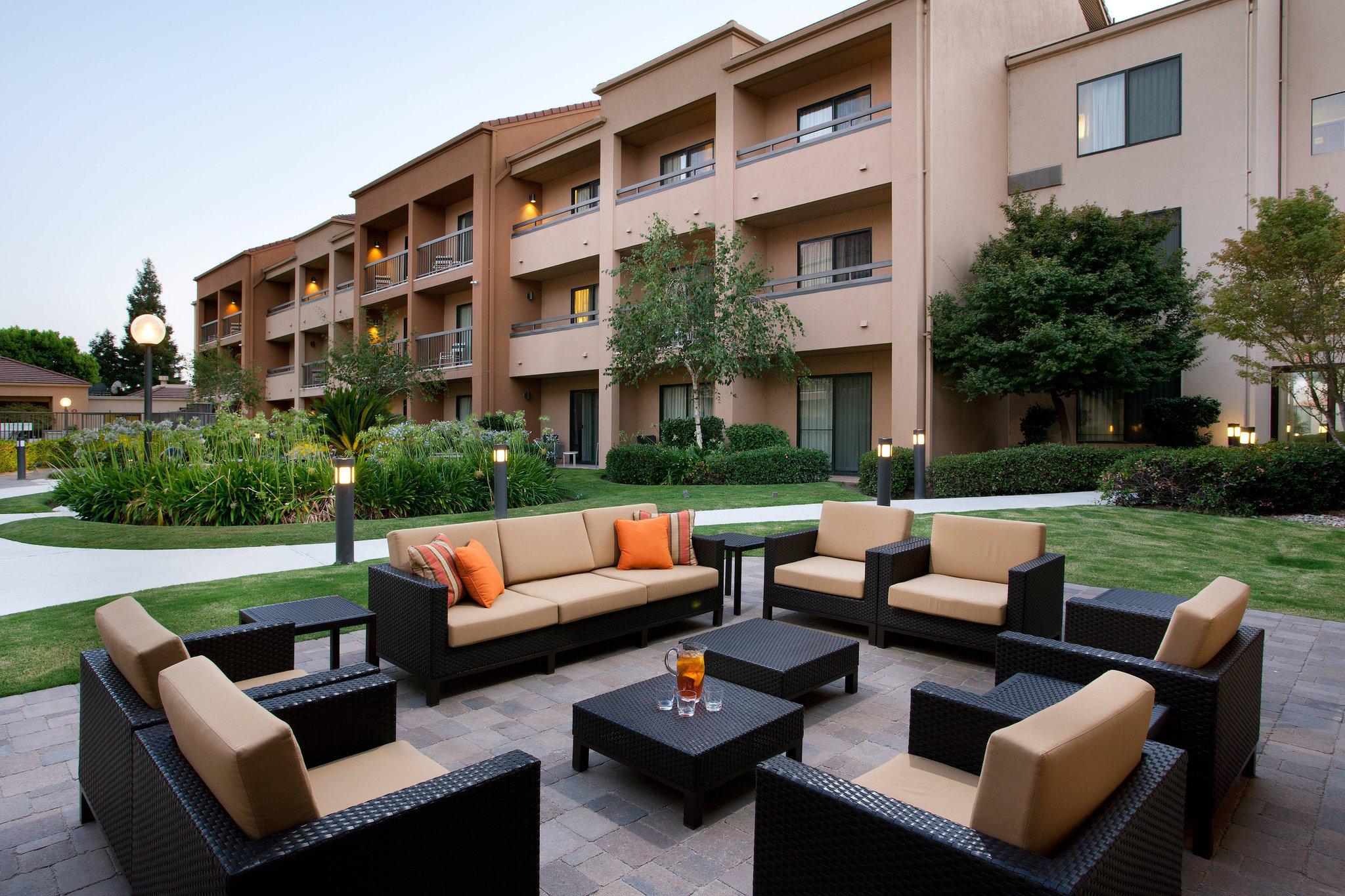 Courtyard by Marriott Bakersfield Photo