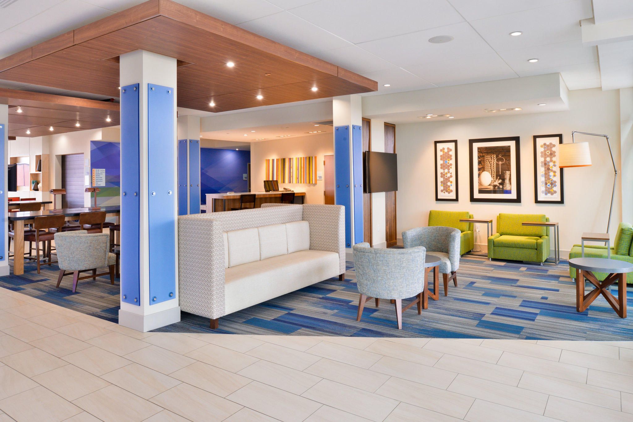 Holiday Inn Express & Suites Madison Photo