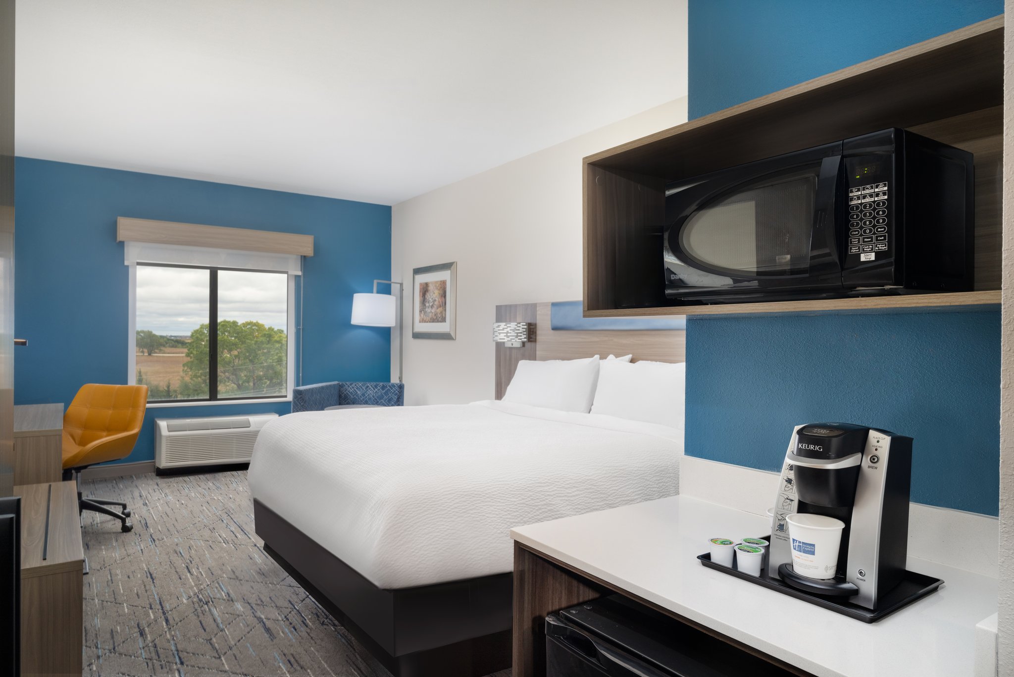 Holiday Inn Express & Suites Pratt by IHG Image
