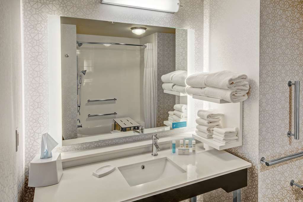 Hampton Inn Fresno Airport Image