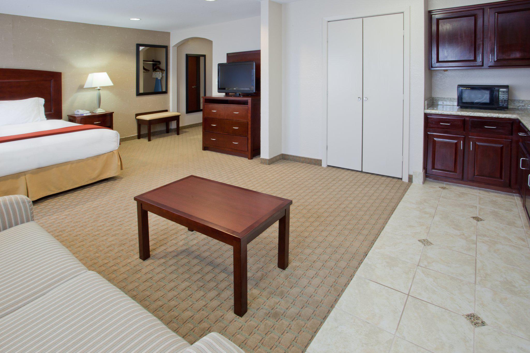 Holiday Inn Express & Suites College Station Photo