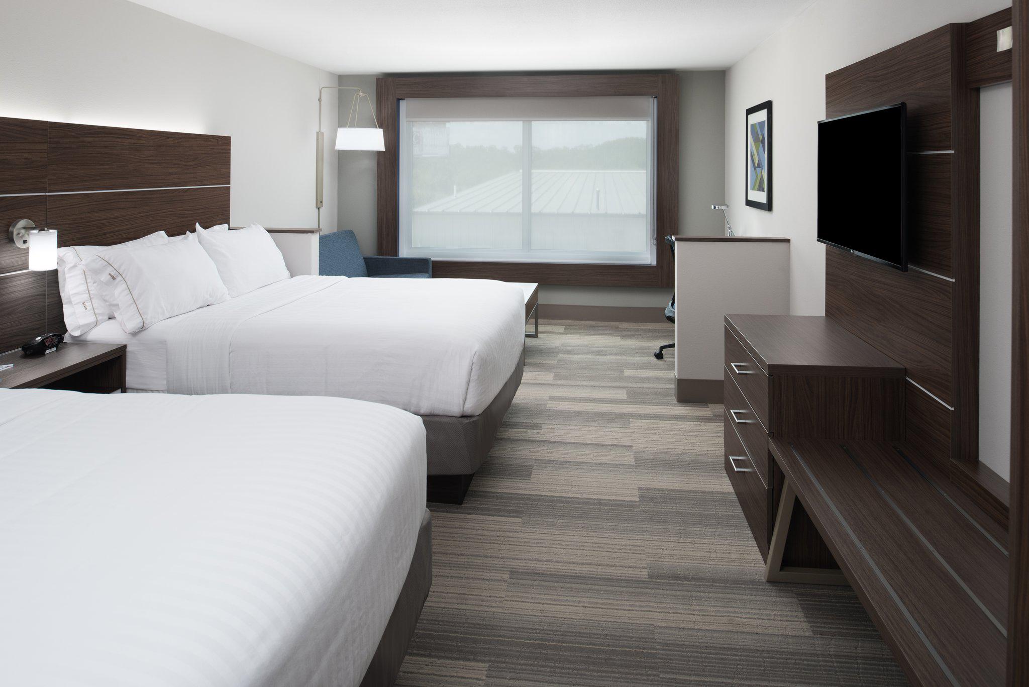 Holiday Inn Express & Suites Kingdom City Photo